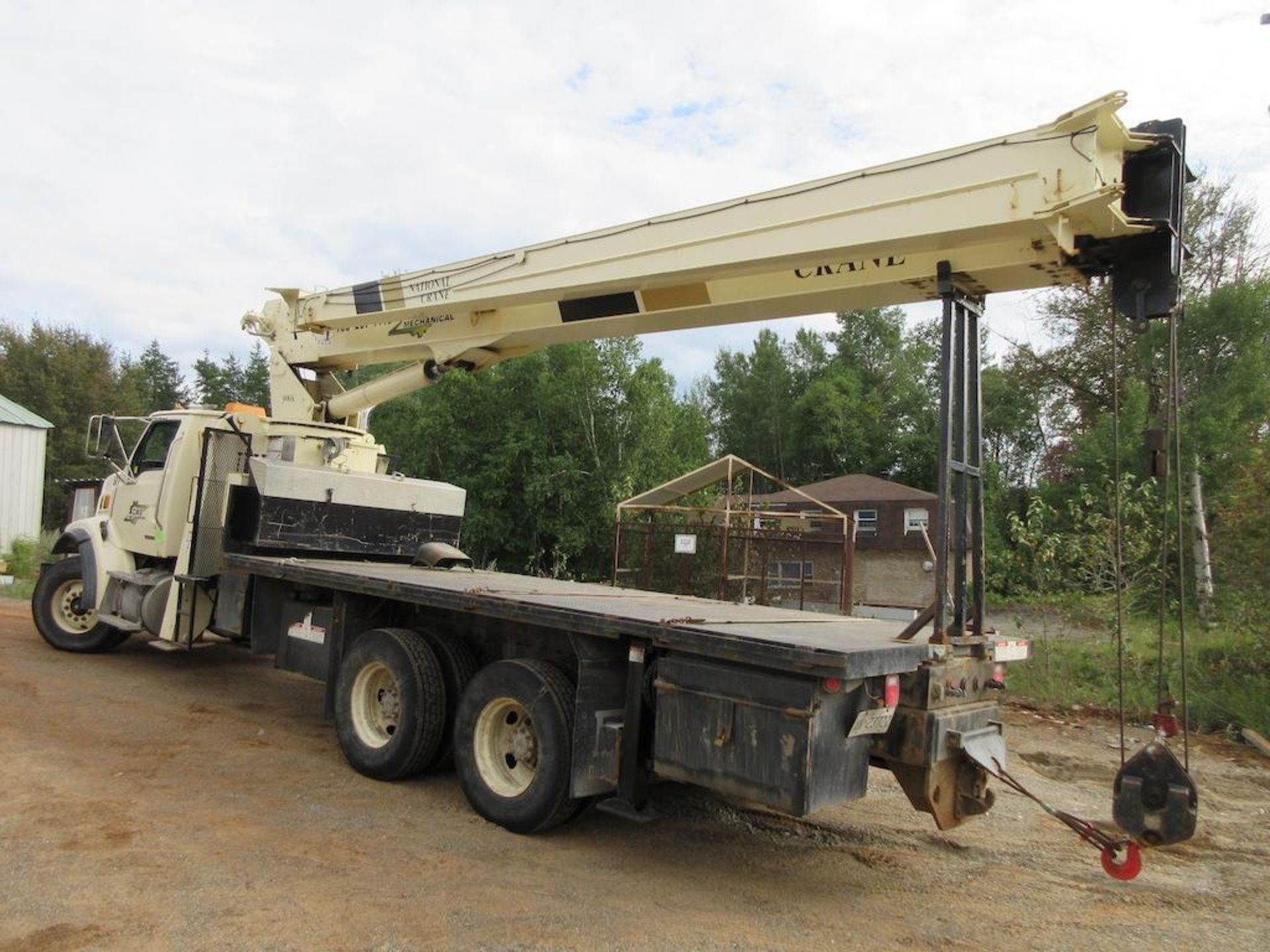 2007 STERLING TANDEM AXLE BOOM TRUCK MODEL 900A, 44' JIB, MAX LOAD RATING 26 TON/52000 LB, RETRACTED - Image 4 of 9