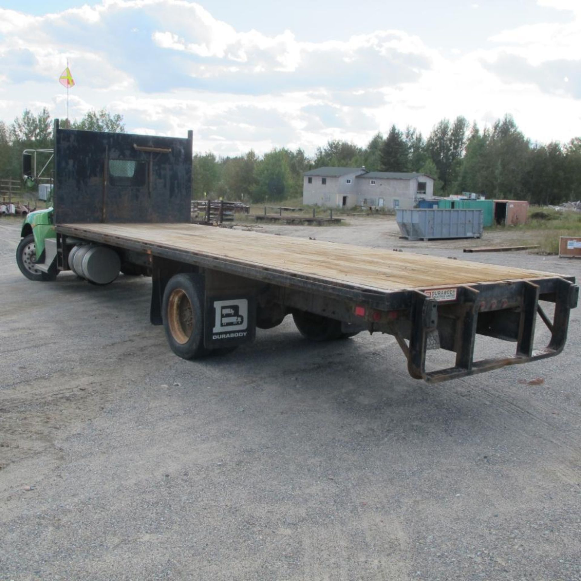 2013 KENWORTH FLAT DECK TRUCK MODEL T270, 96009 KM INDICATED, 2609 HRS, (APPROX) 24' WOOD DECK, SING - Image 4 of 11