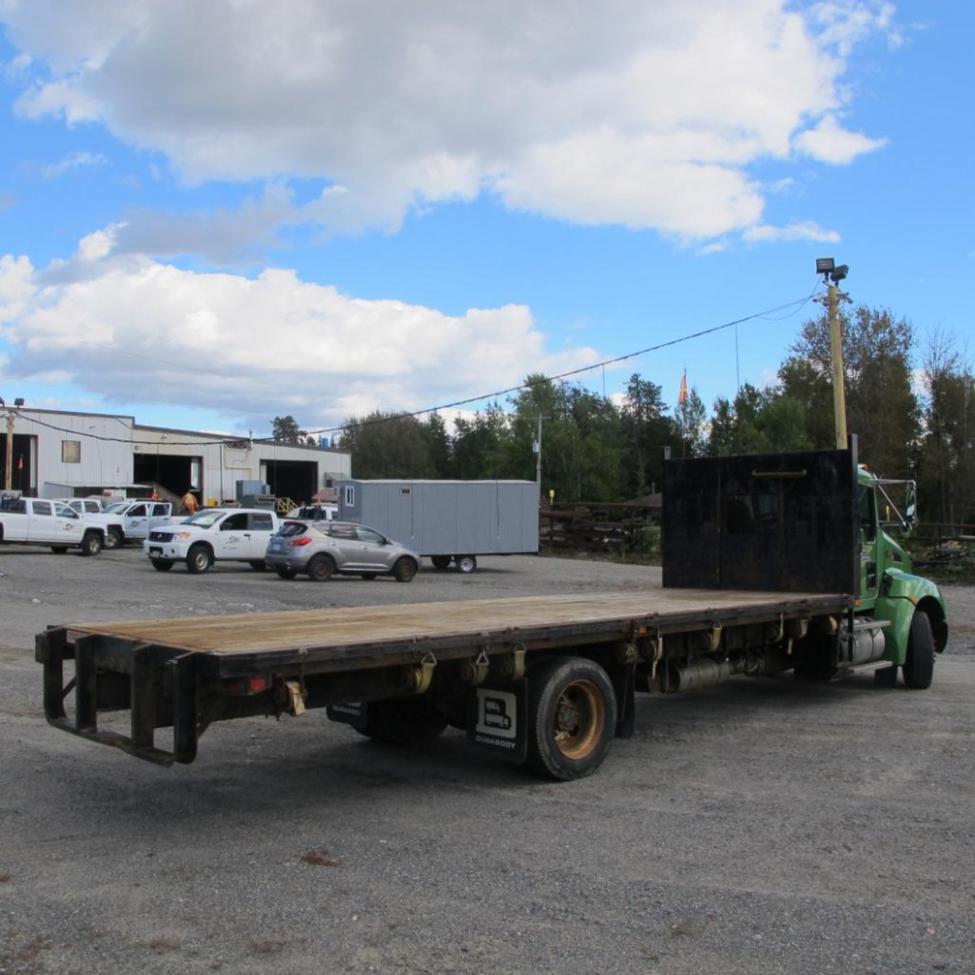 2013 KENWORTH FLAT DECK TRUCK MODEL T270, 96009 KM INDICATED, 2609 HRS, (APPROX) 24' WOOD DECK, SING - Image 3 of 11