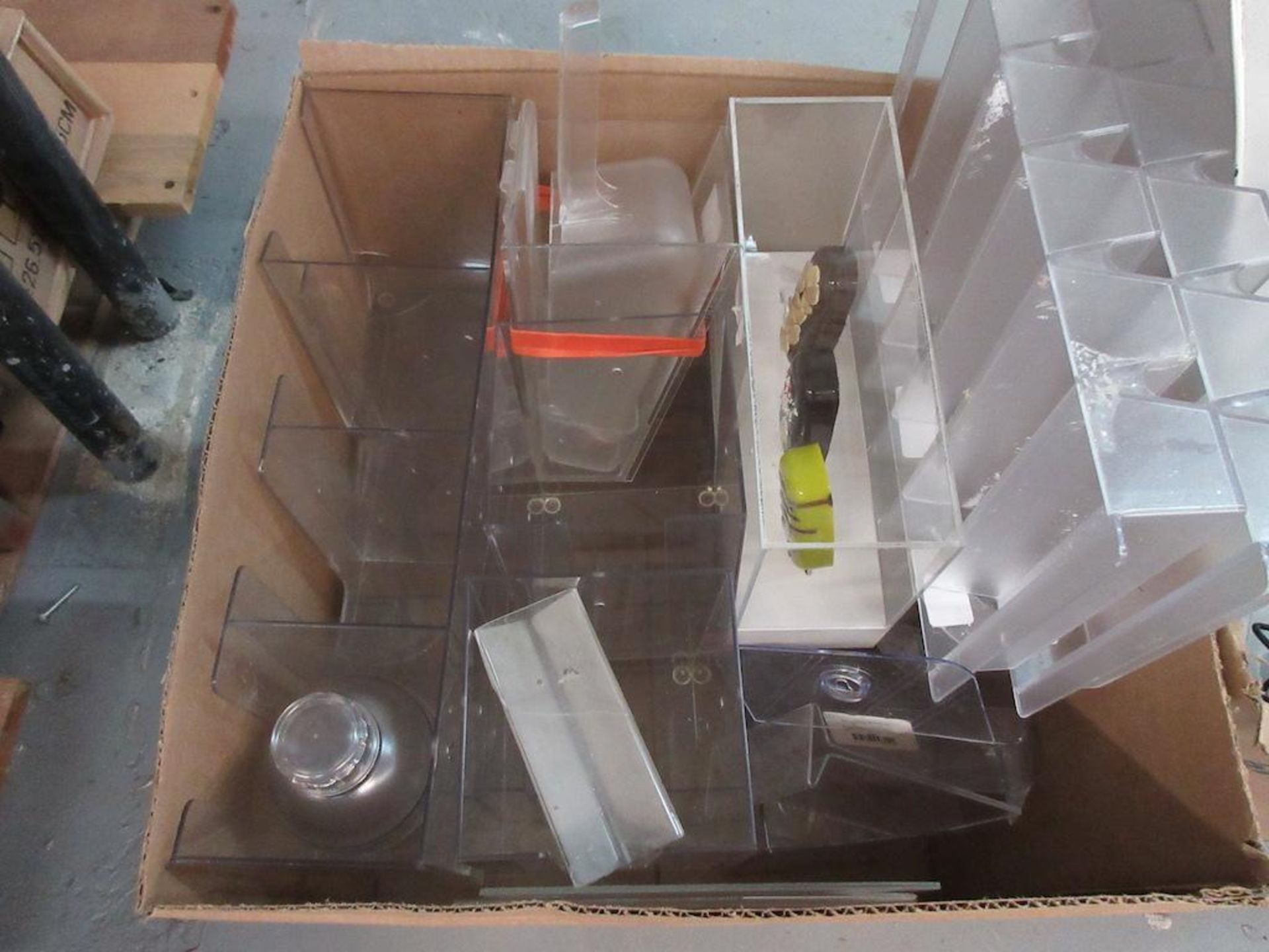 Lot 3 boxes: plastic containers, dishes, bowls etc. - Image 2 of 4
