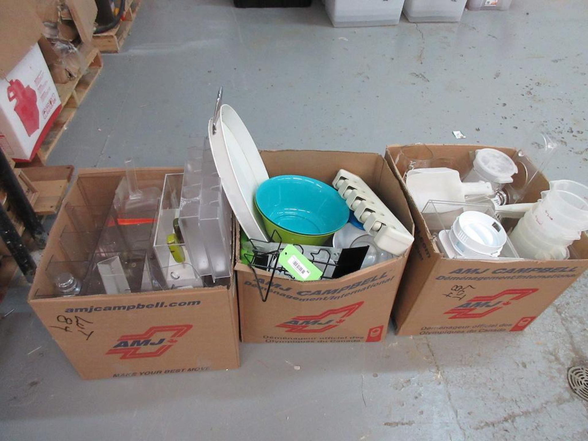 Lot 3 boxes: plastic containers, dishes, bowls etc.