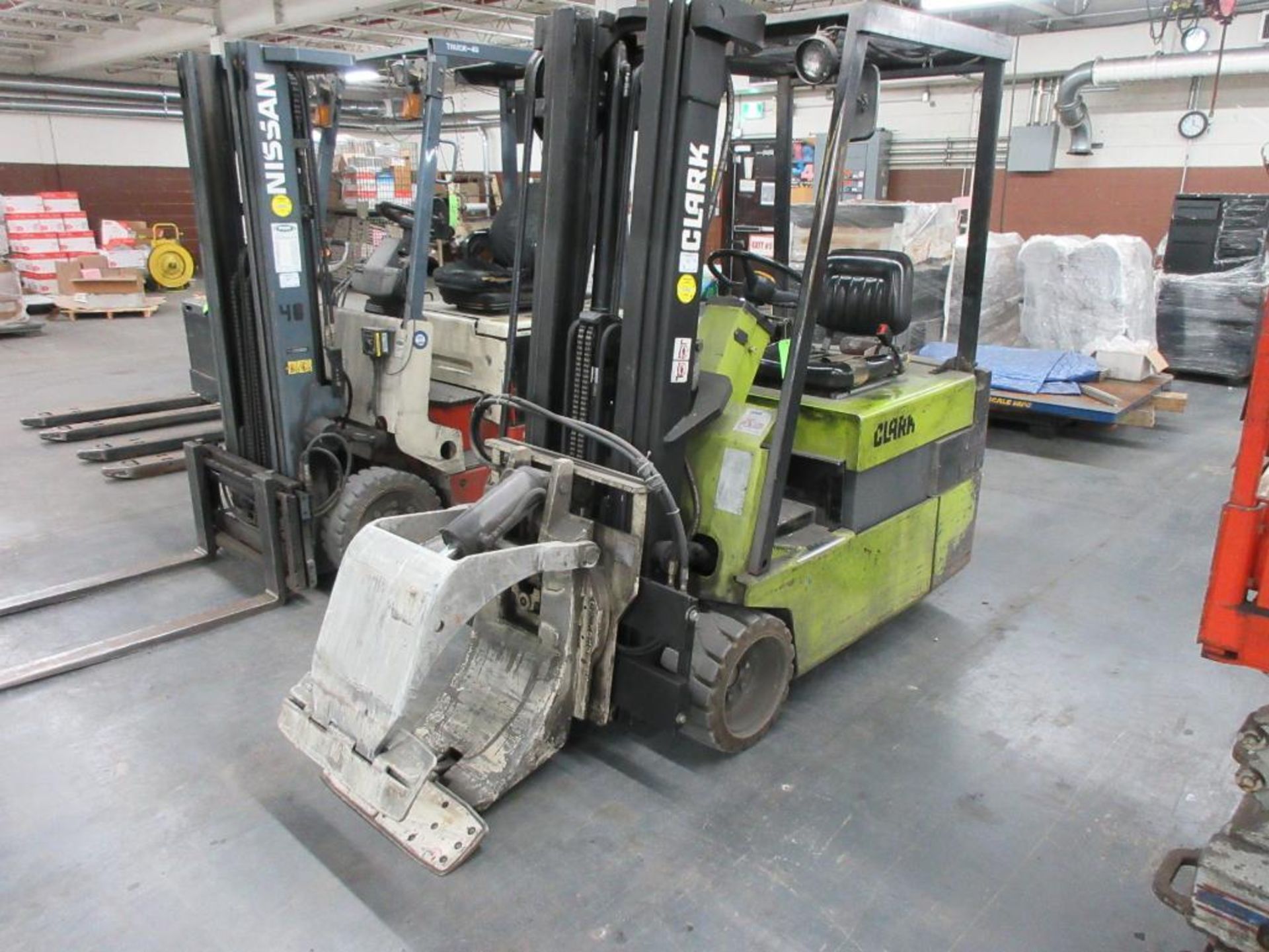 Clark 4,500 lb capacity, 3 wheel electric clamp forklift, model TM25, 3 stage mast, 186" lift height