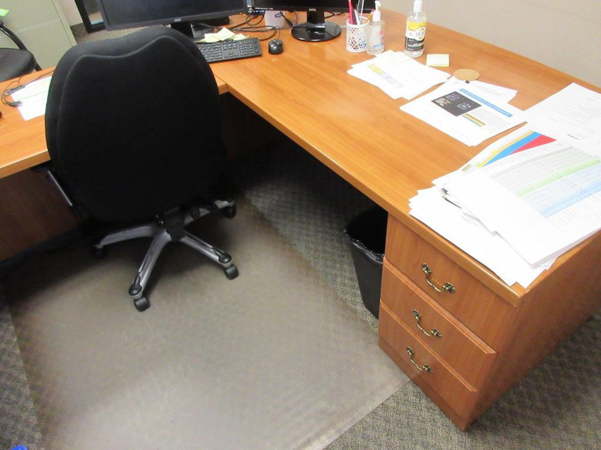 Office contents, furniture only: maple desk, 2 chairs, 4 dr lateral file cabinet, 2 dr lateral file - Image 4 of 6