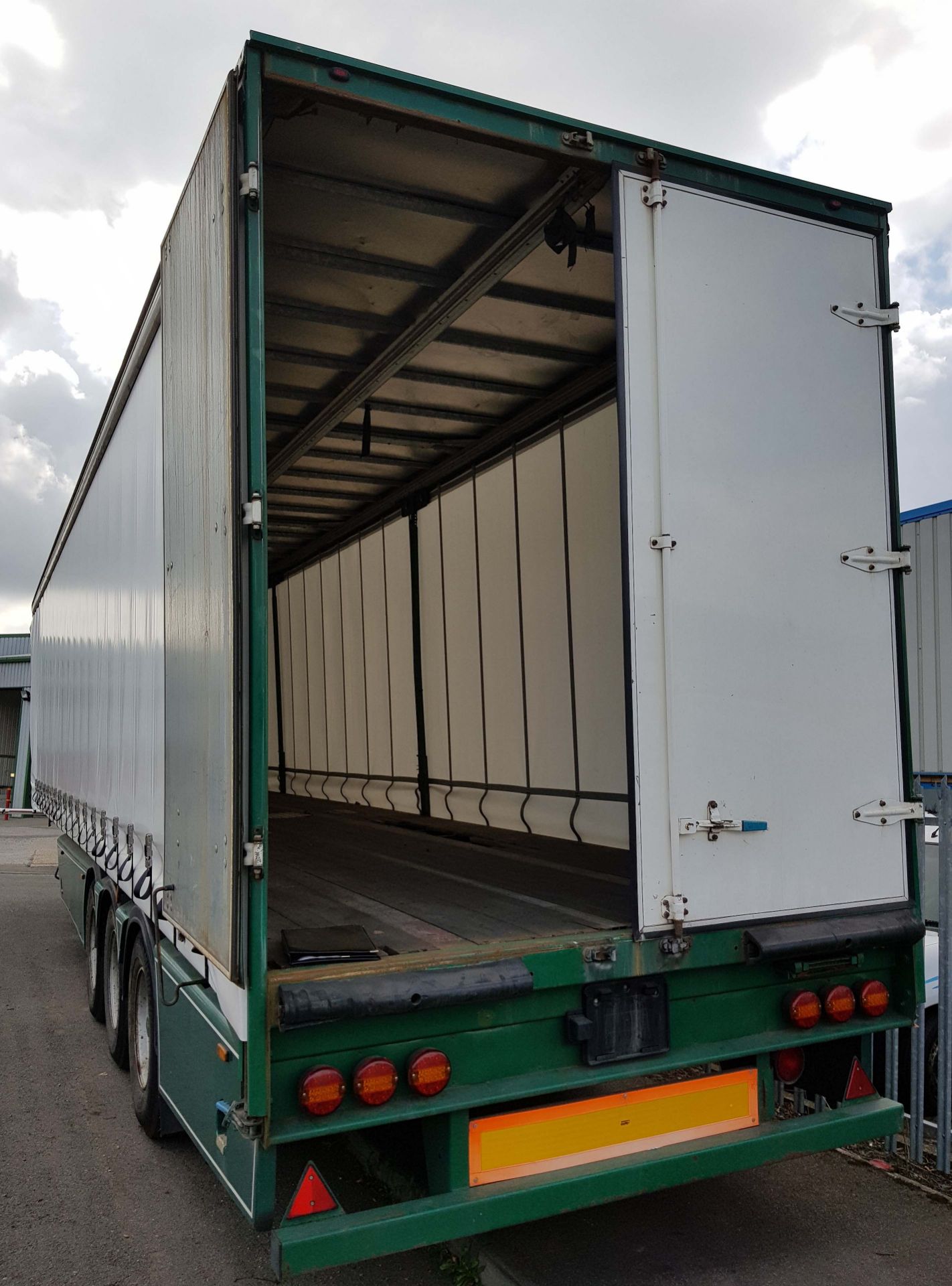 A UTILITY INTERNATIONAL LTD ZT3FCS 38500Kg Capacity 13.7M Tri-Axle Air Suspended Curtain Sided - Image 3 of 8