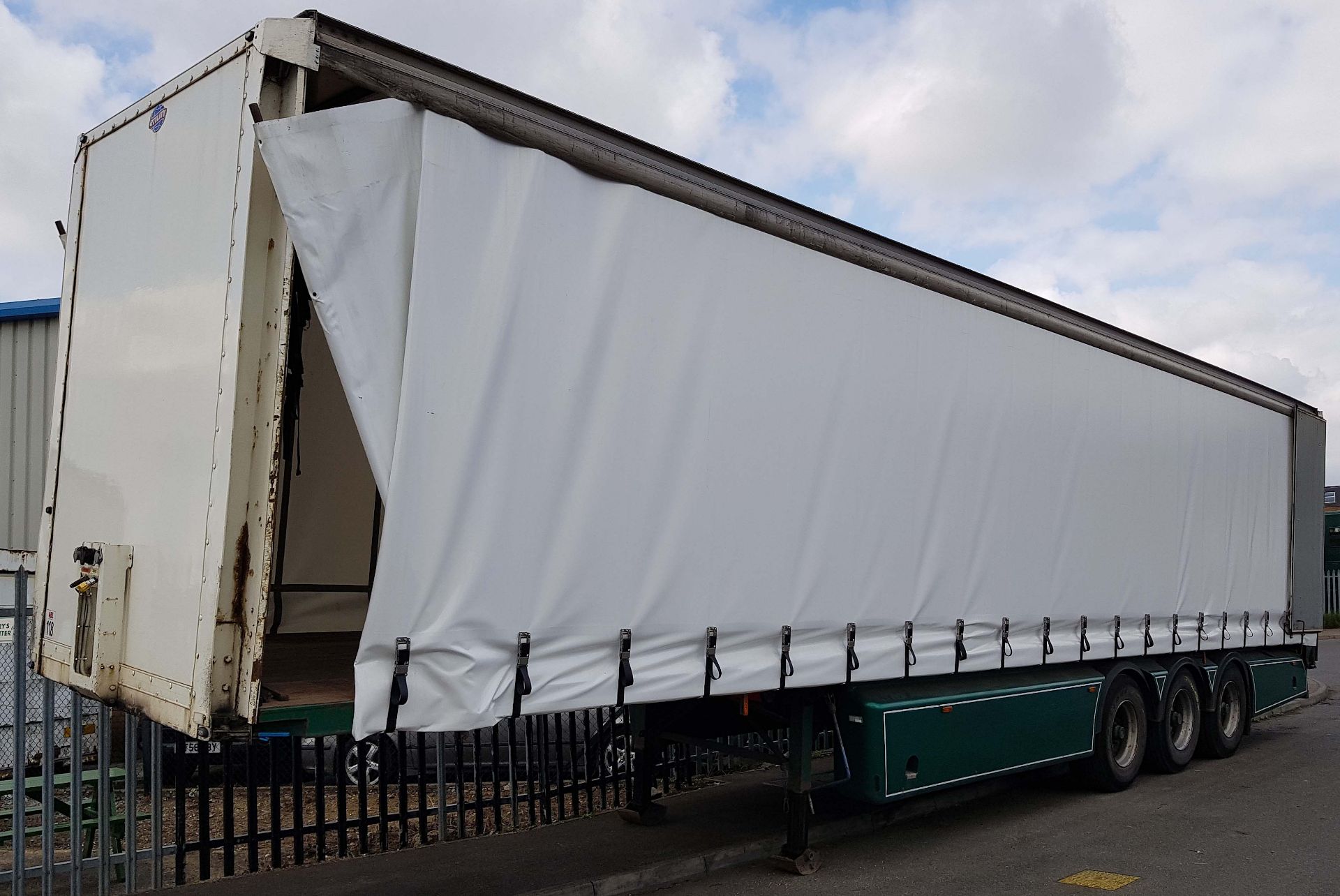 A UTILITY INTERNATIONAL LTD ZT3FCS 38500Kg Capacity 13.7M Tri-Axle Air Suspended Curtain Sided