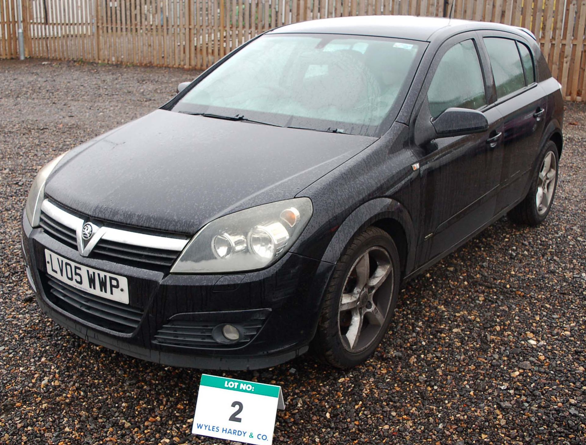 A VAUXHALL ASTRA 1.8 SRI 5-Door Hatchback Registration Number: LV05 WWP. 4-Speed Automatic - Image 2 of 8