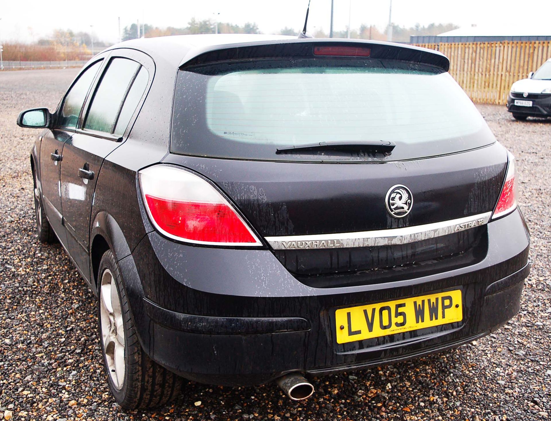 A VAUXHALL ASTRA 1.8 SRI 5-Door Hatchback Registration Number: LV05 WWP. 4-Speed Automatic - Image 6 of 8