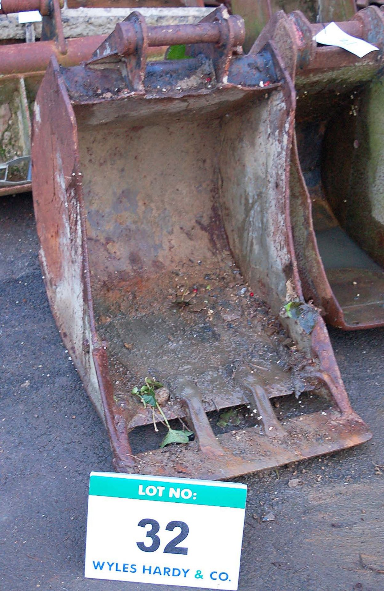 A 530MM Digging Bucket on 45MM Pins