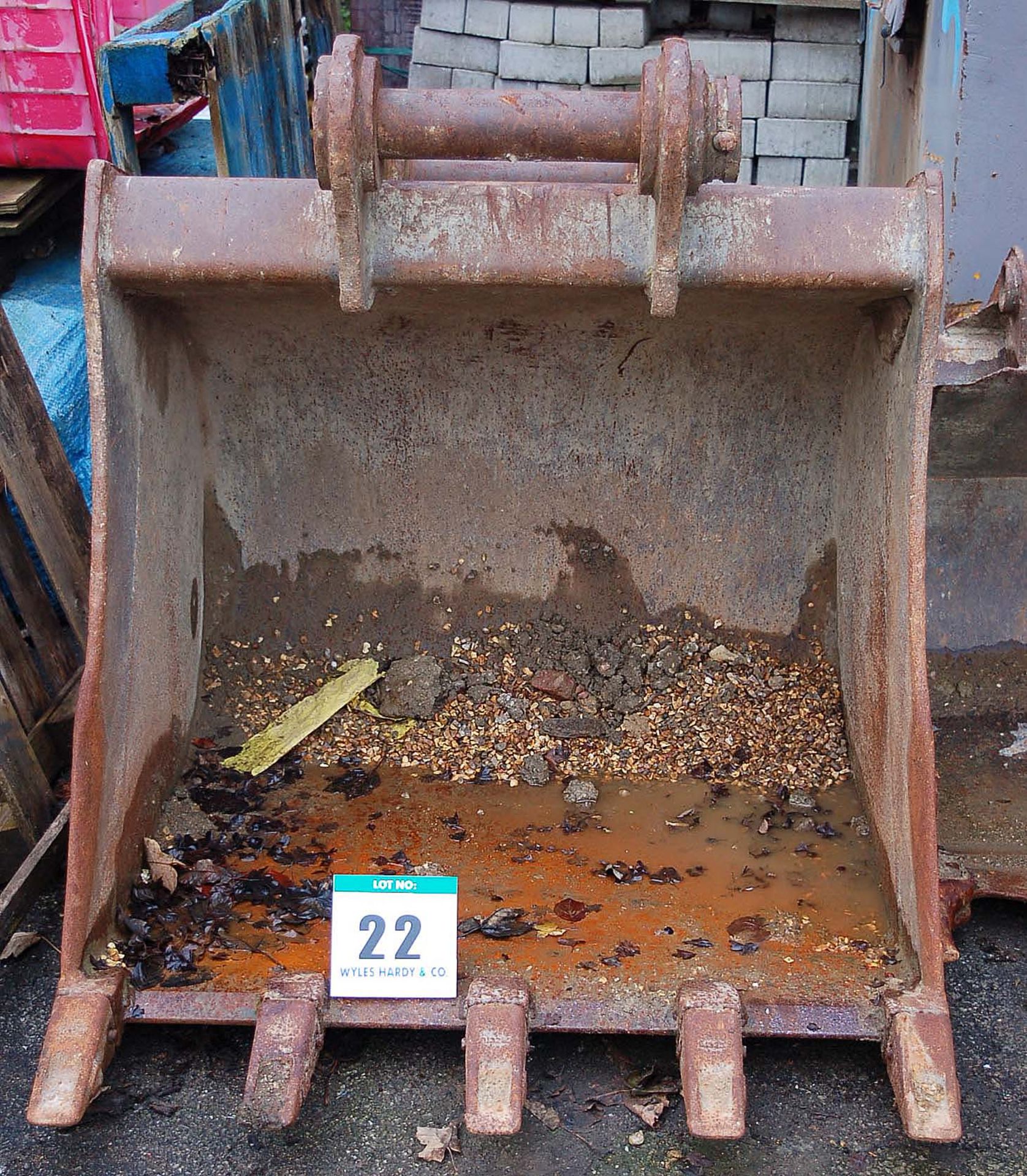 A 1050MM Digging Bucket on 80MM Pins