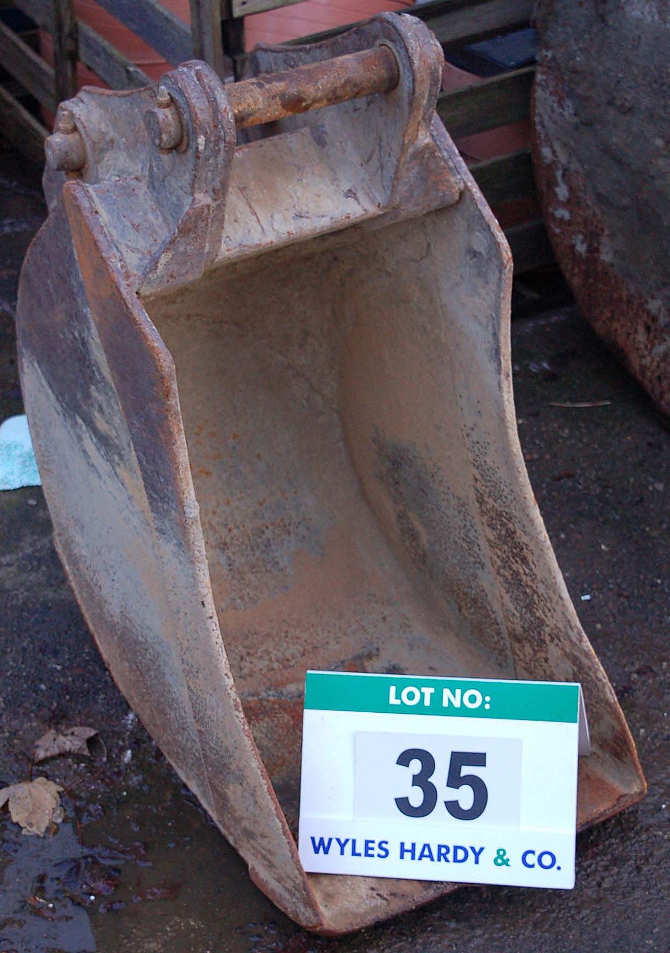 A 420MM Digging Bucket on 45MM Pins