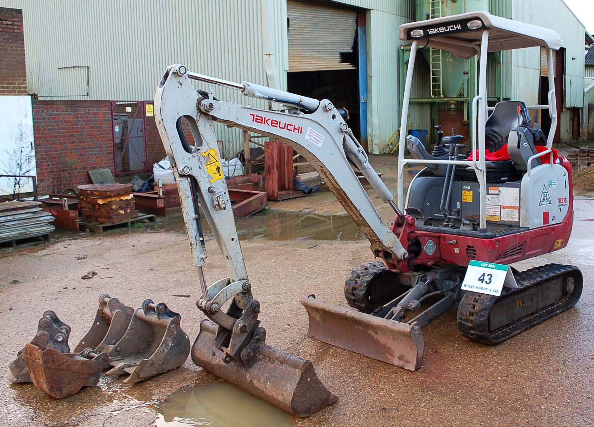 A TAKEUCHI TB216 1.5 Tonne Compact 360 Degree Slew Tracked Excavator Serial Number: 216003214 (2015)