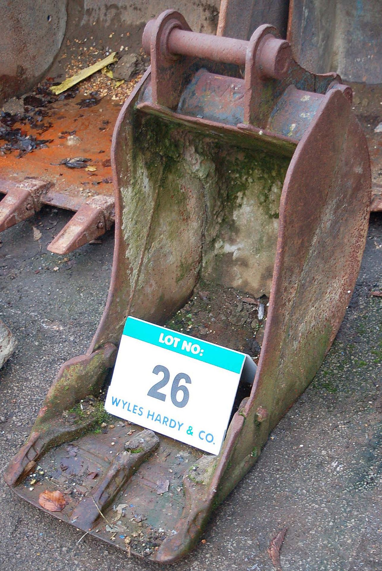 A 400MM Digging Bucket on 45MM Pins