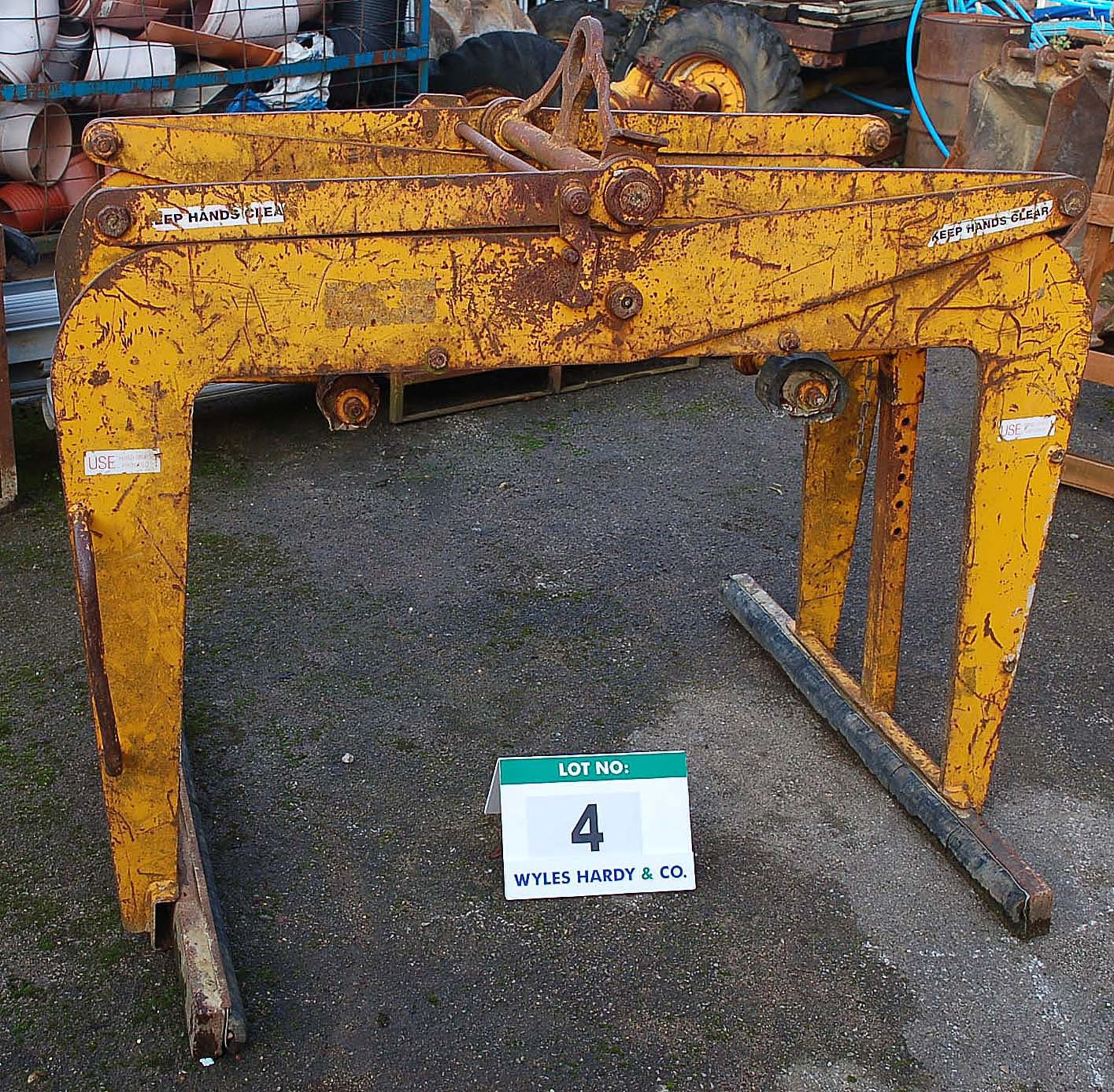 An Unbranded Mechanical Gravity Operated Brick / Block Pallet Grab - As Found / Untested