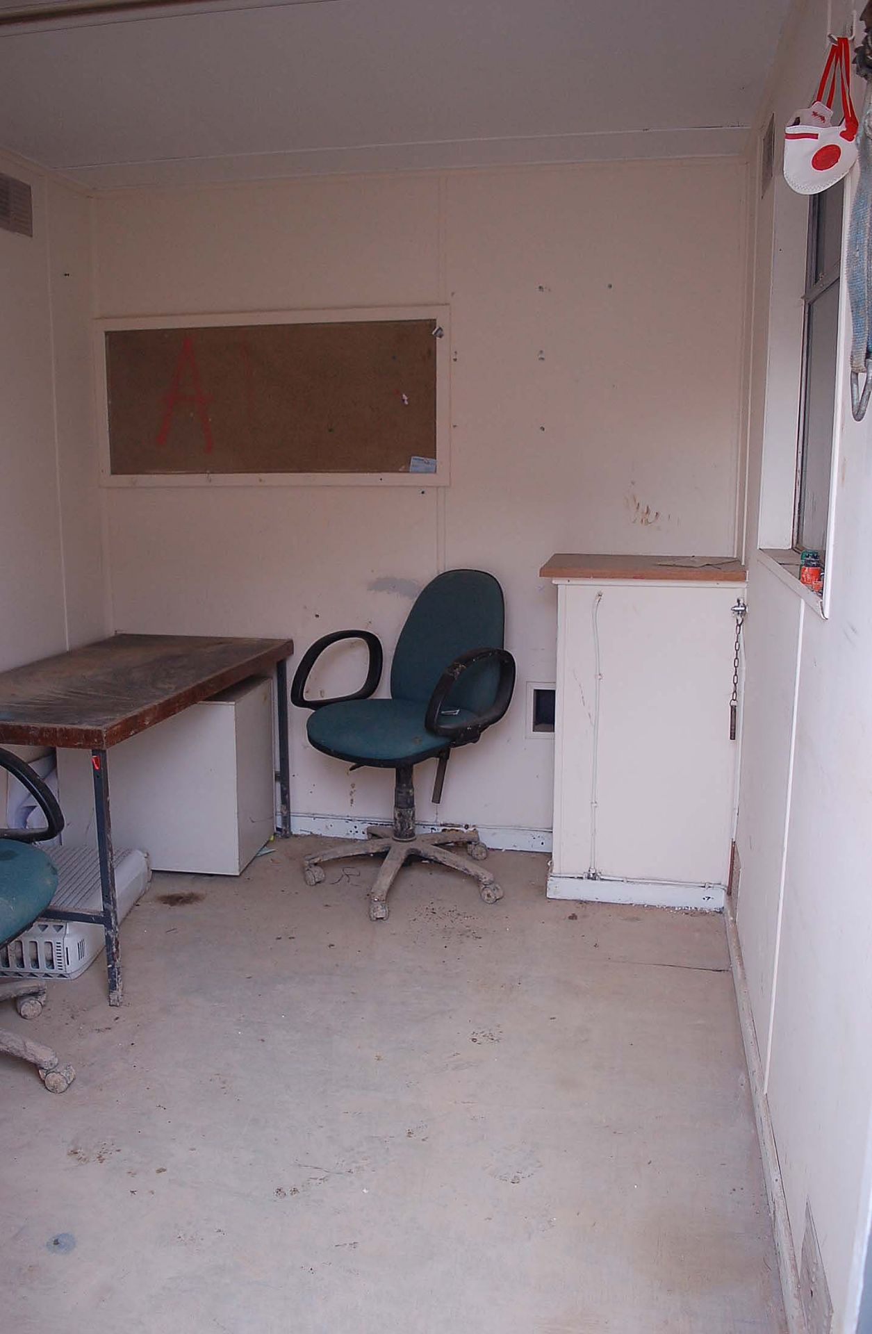 An 8 foot x 8 foot Steel Site Office - Image 3 of 3