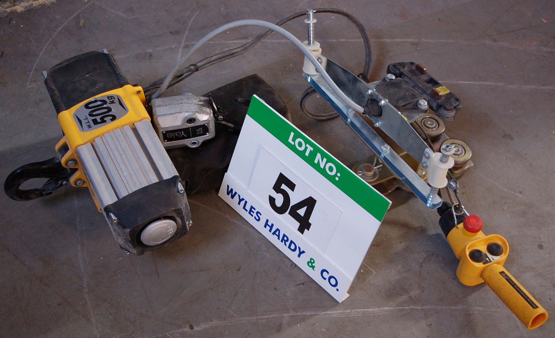 A YALE CPVF 2-8 500Kg capacity Electric Chain Hoist with Hand Held Umbilical Control and Overhead