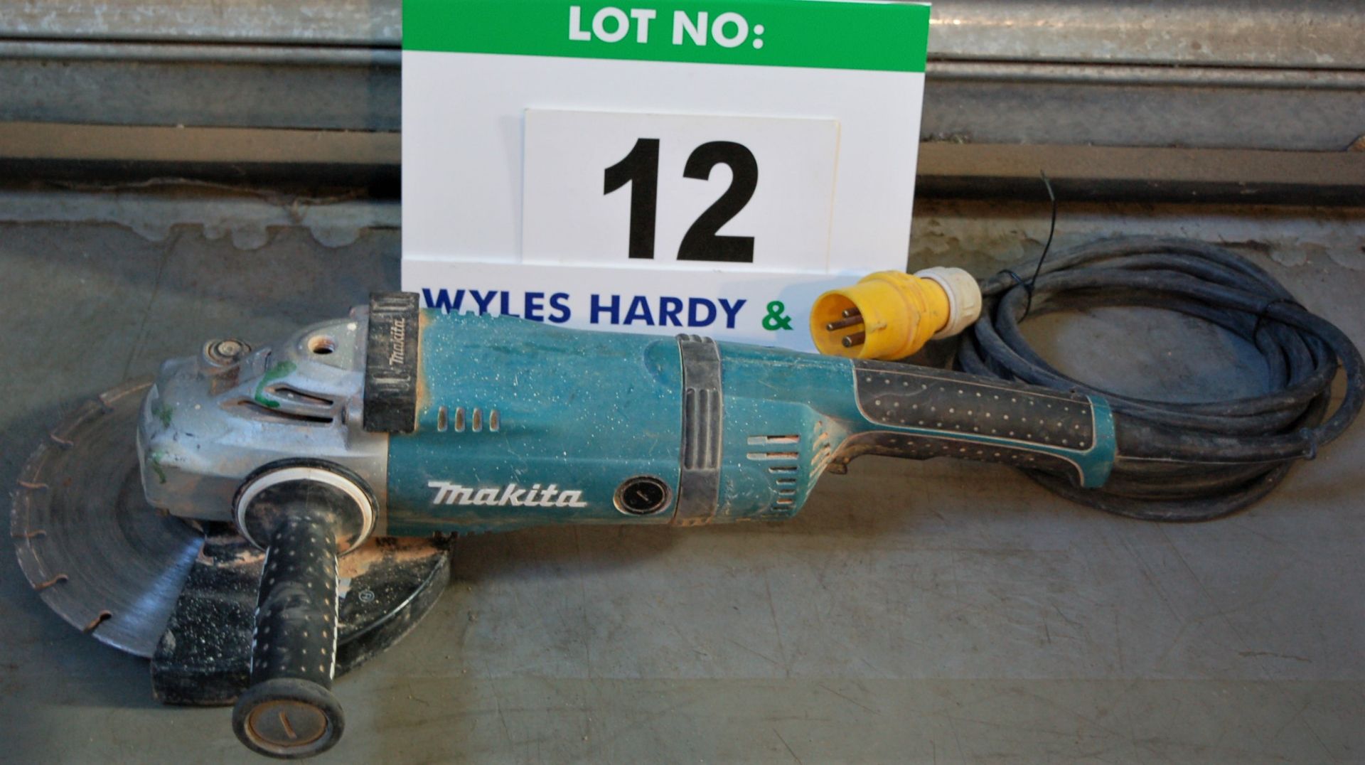 A MAKITA 240mm 110V Hand Held Disc Cutter