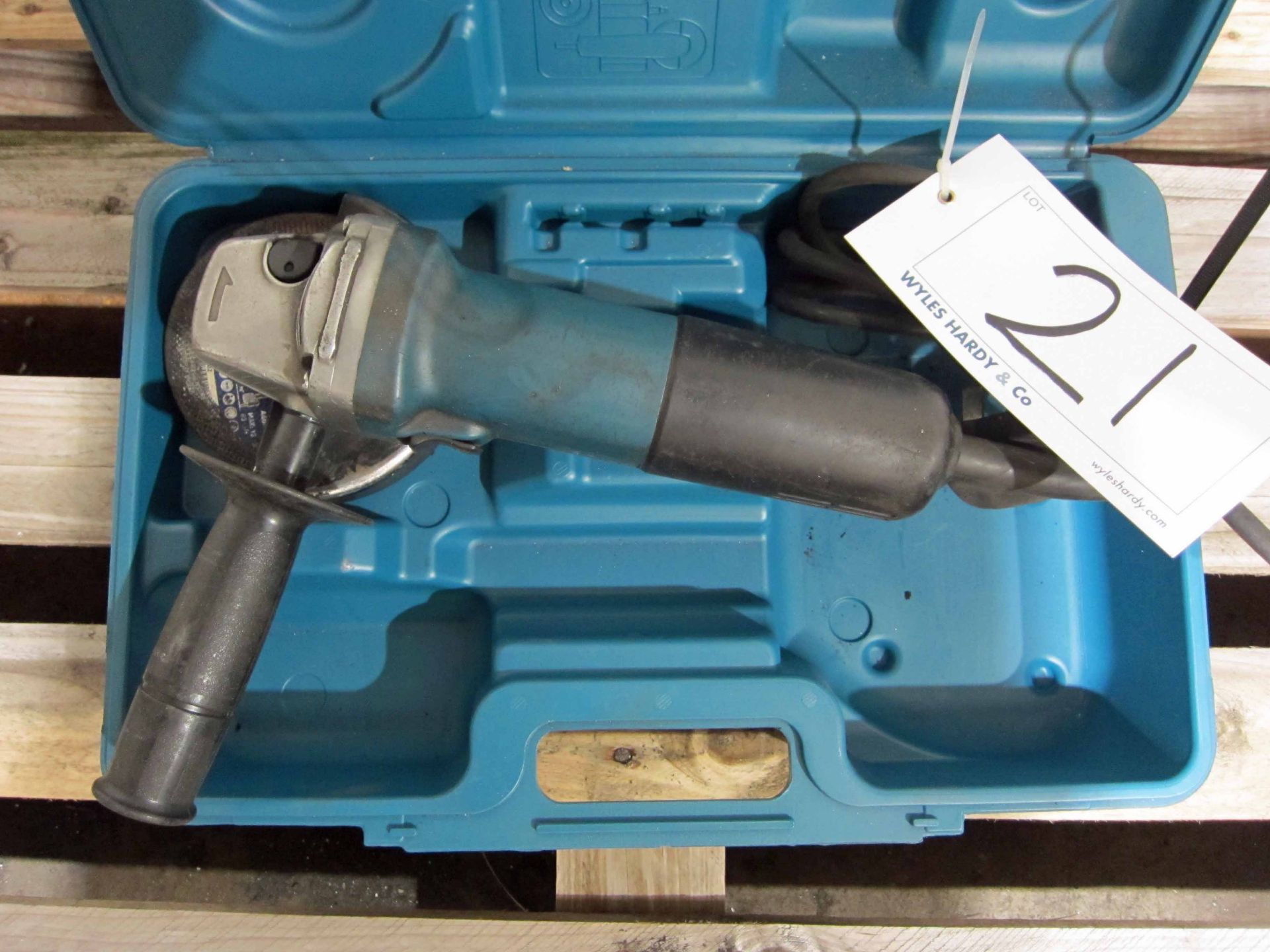 A MAKITA Model 9557NBR 115mm 240V Angle Grinder complete with Blow Moulded Case - Image 2 of 2