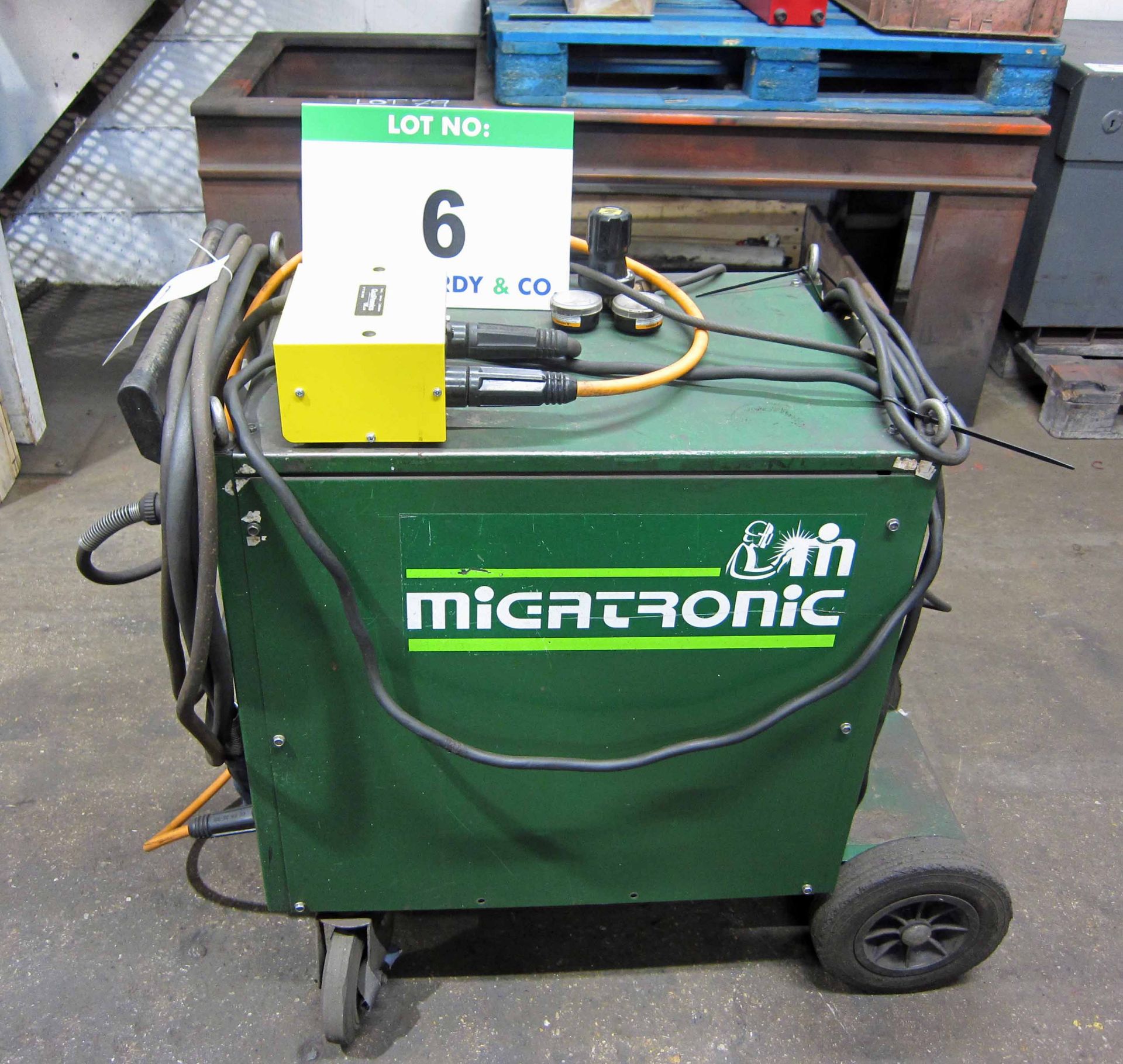 A MIGTRONIC Model Dyna Mig 335 Mig Welder (KDO335) complete with QUALITRONICS Voltage and Amp and - Bild 2 aus 7