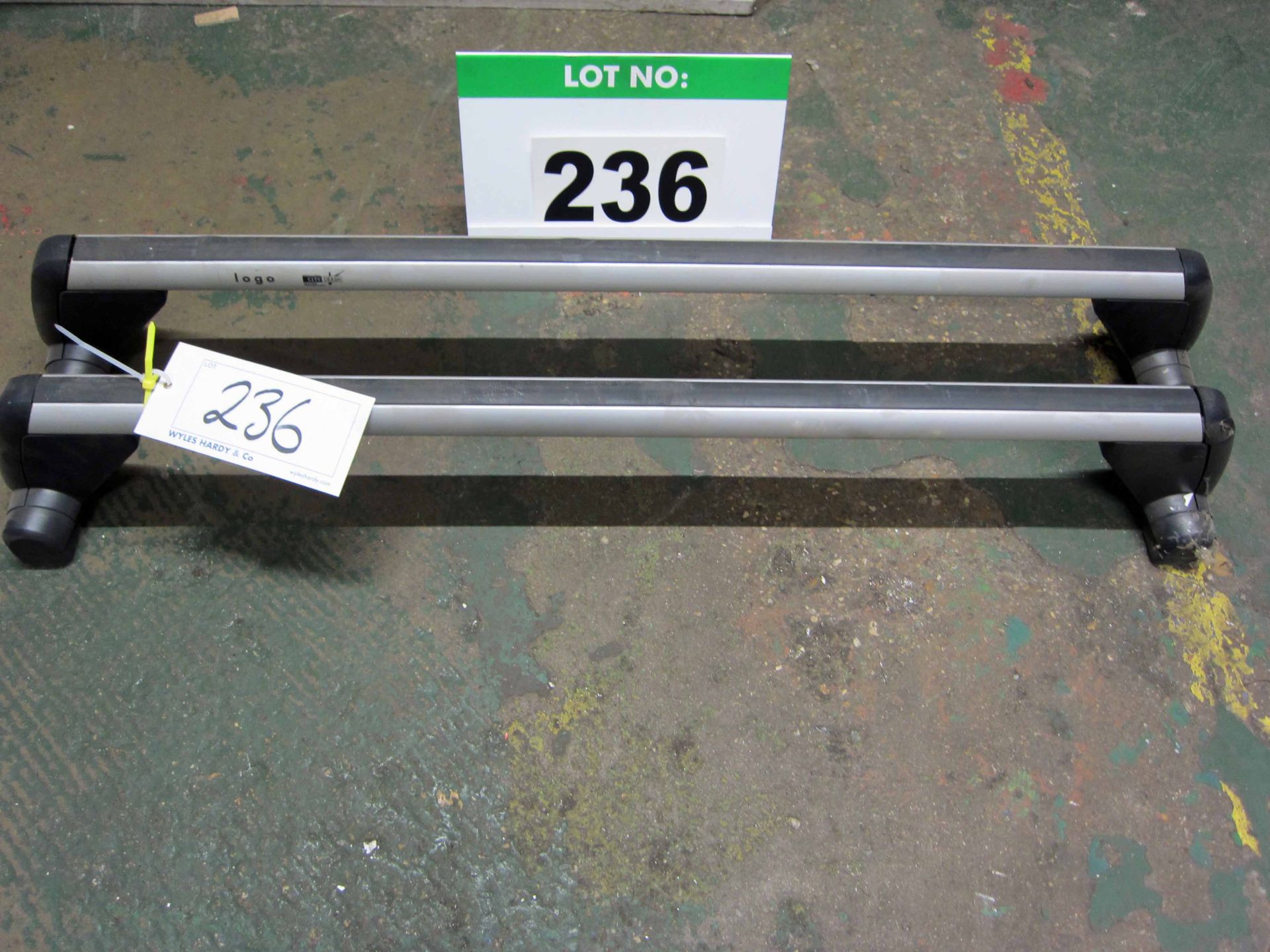 A Pair of VOLKSWAGEN Roof Bars to fit Caddy from 2004 - Caddy Max from 2007, 100Kg Max. capacity