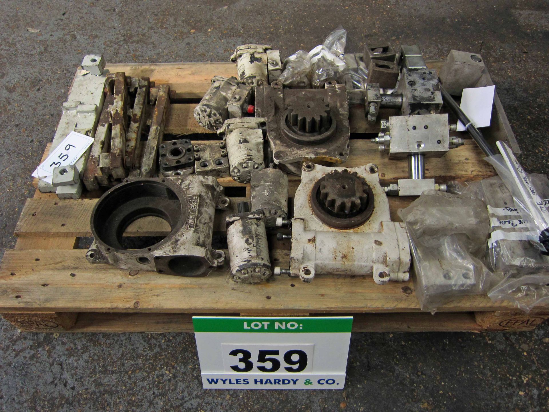 A Pallet of CASCADE Gearboxes and Gearbox Components, Hydraulic Motors, Hydraulic Rotary Groups, - Image 2 of 3
