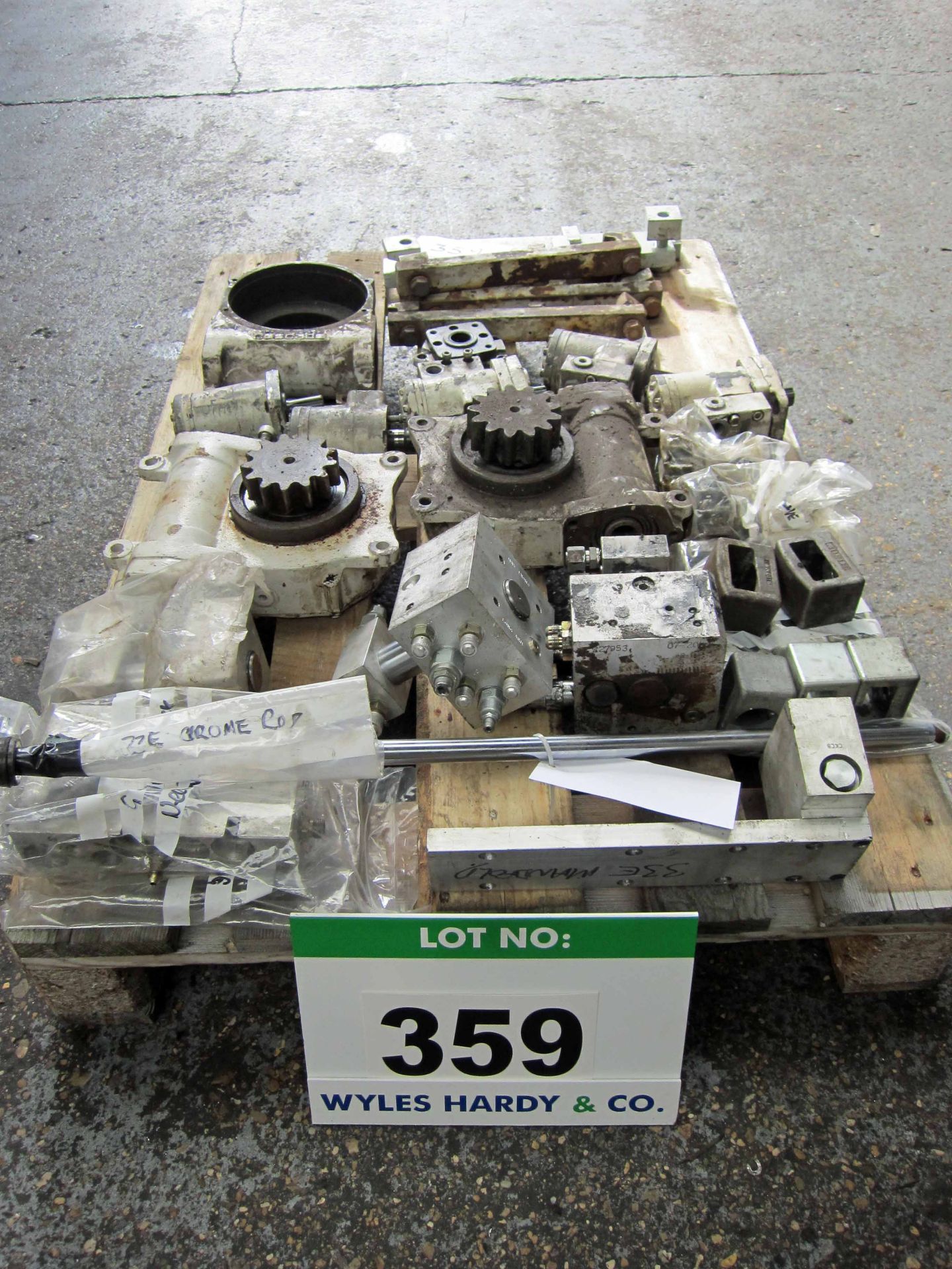 A Pallet of CASCADE Gearboxes and Gearbox Components, Hydraulic Motors, Hydraulic Rotary Groups, - Image 3 of 3