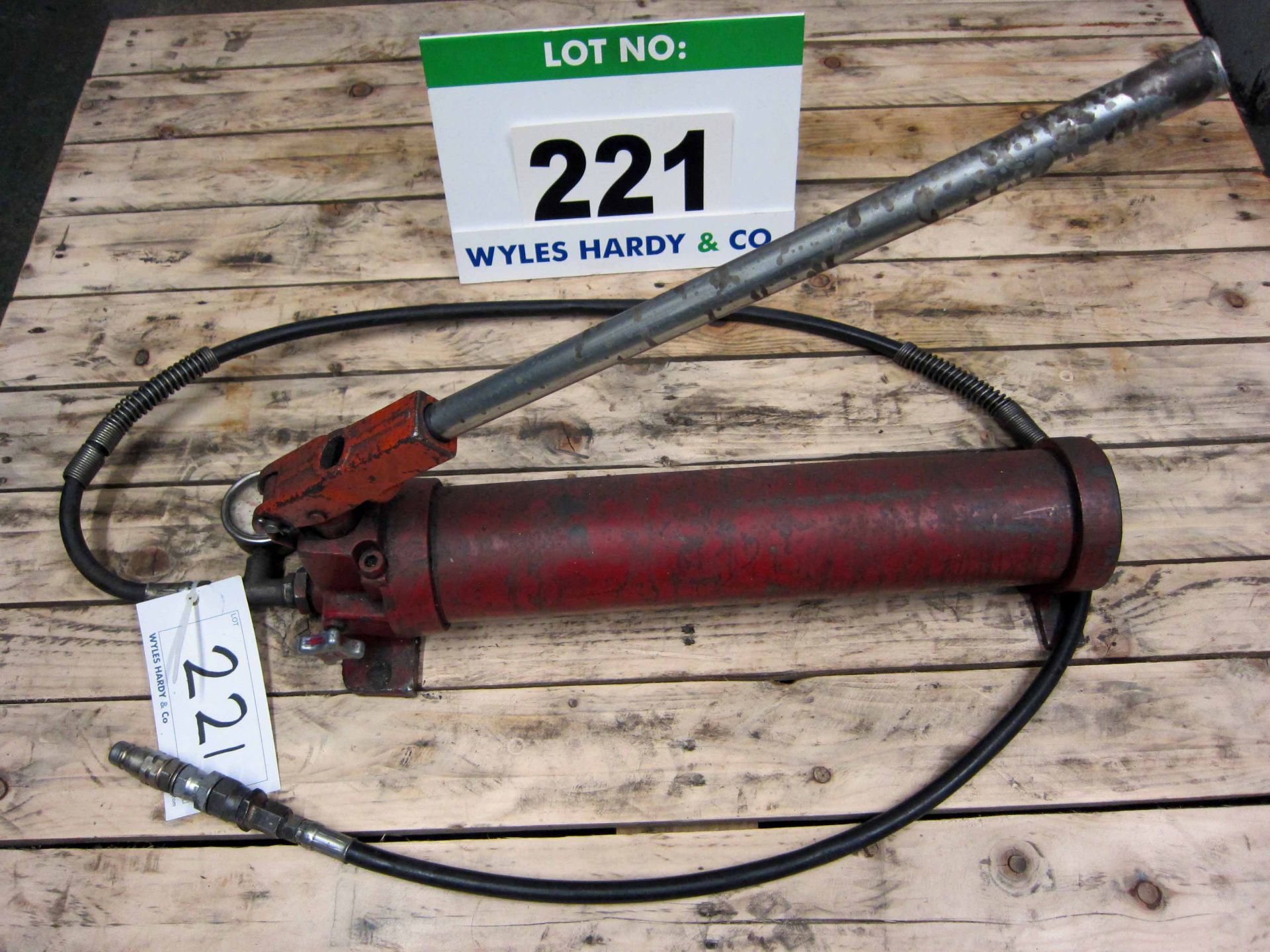 A Manual Hydraulic Pump Action Ram with Analogue Dial