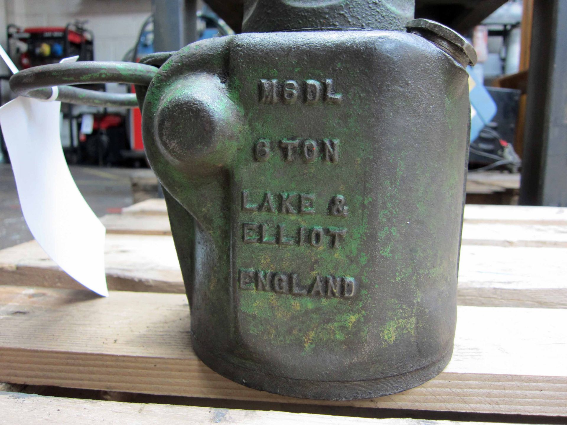 A LAKE AND ELLIOT Type M6DL 6-Ton Bottle Jack - Image 2 of 2