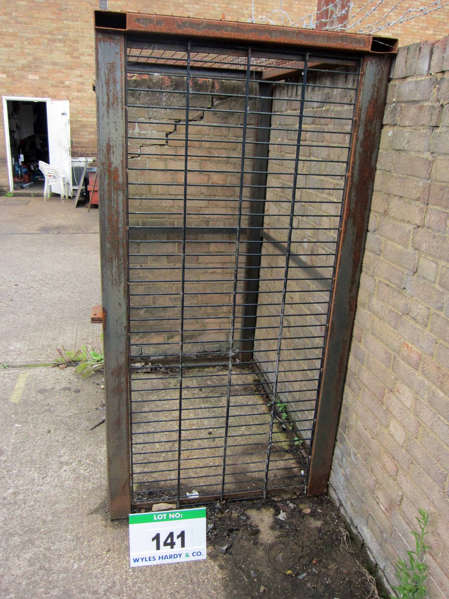 A 1420mm x 1000mm x 1920mm Lockable Gas 2-Sided Mesh Cage with Full Height Door (Excludes Padlock) - Image 2 of 2