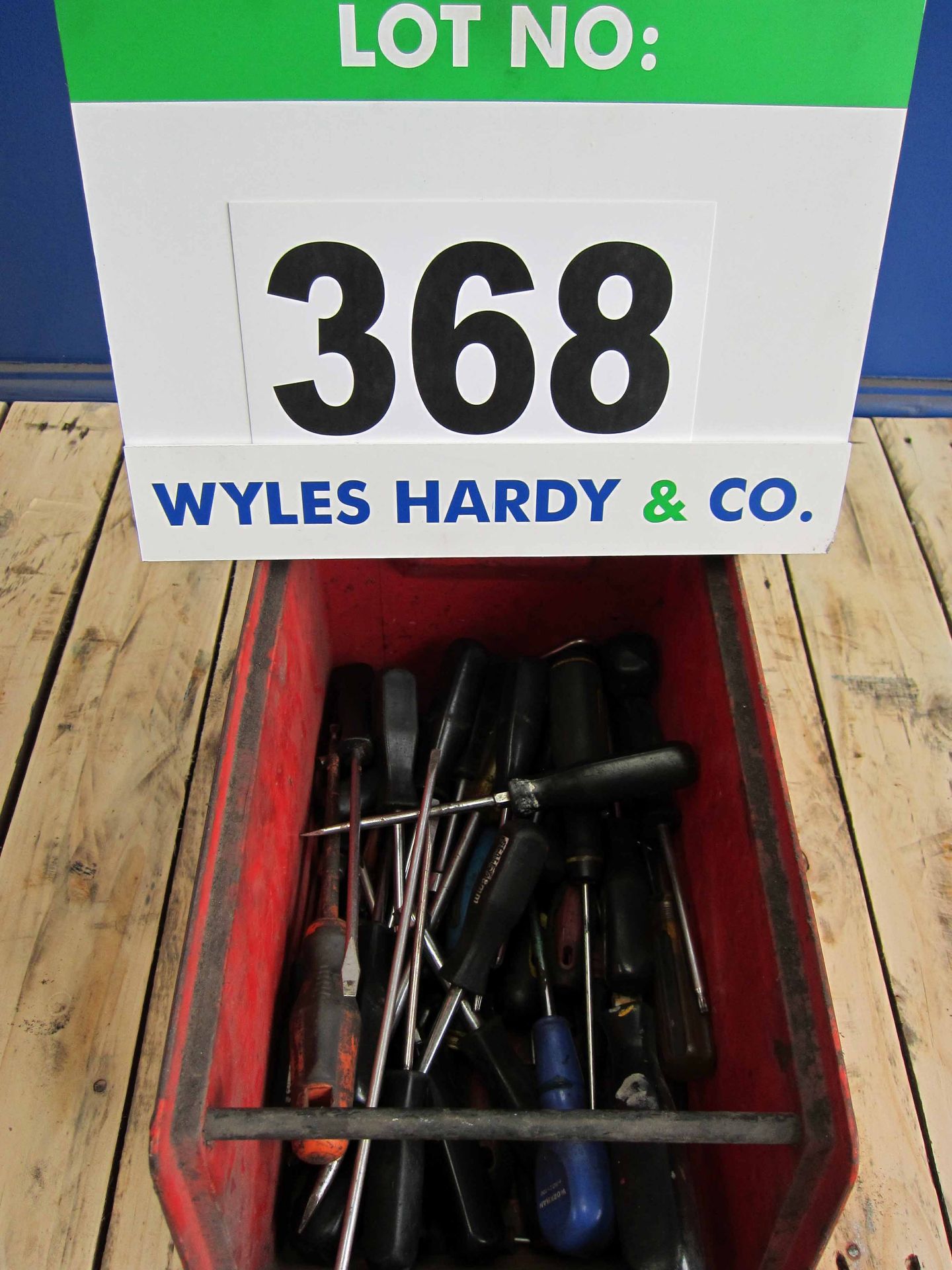 A Quantity of Assorted Screwdrivers in A Plastic Tote Bin (As Lotted) - Image 2 of 2