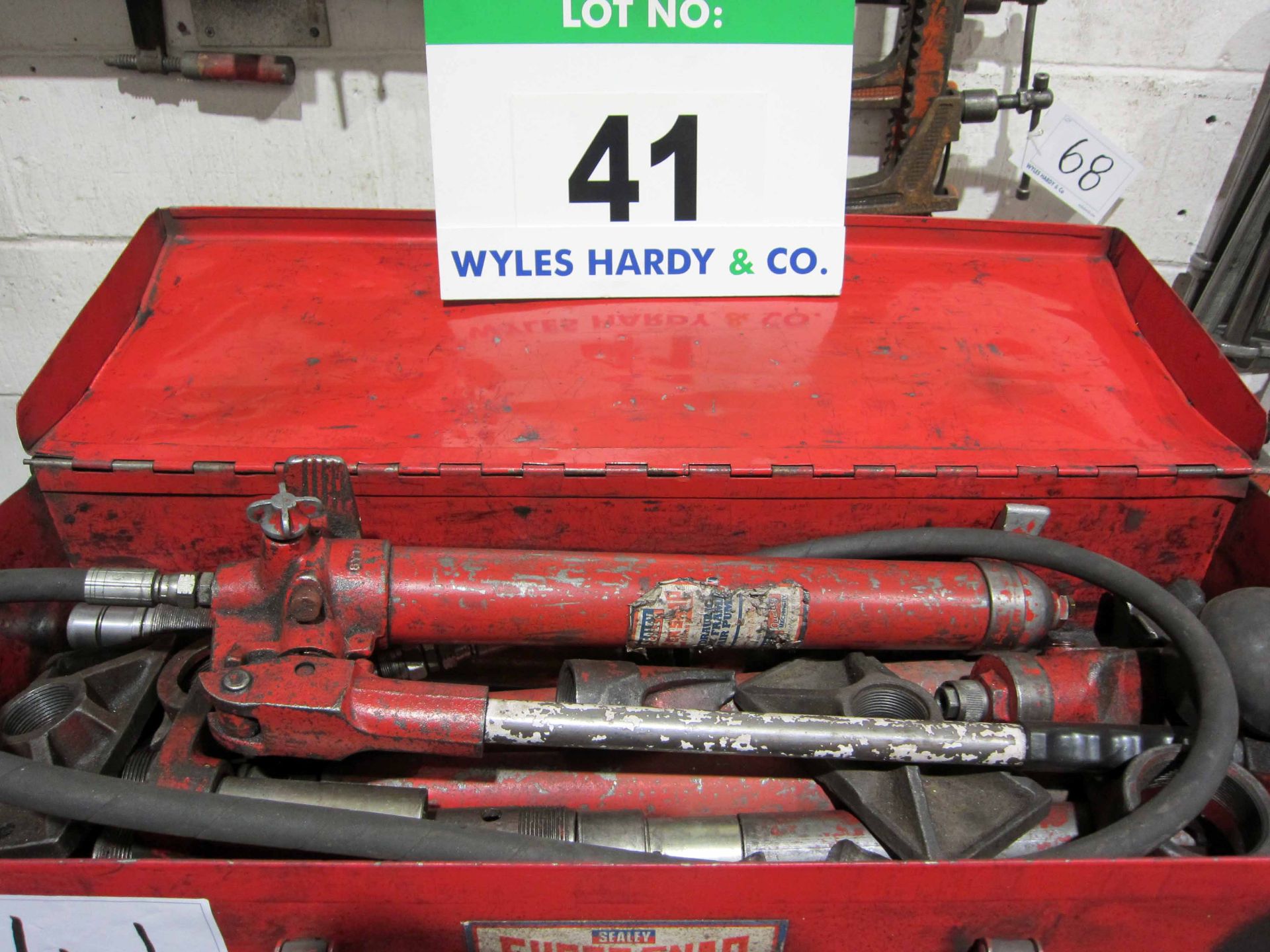 A SEALEY Super Snap 10-Ton Manual Hydraulic Ram Kit and Associated Items complete with Heavy Duty - Image 2 of 4