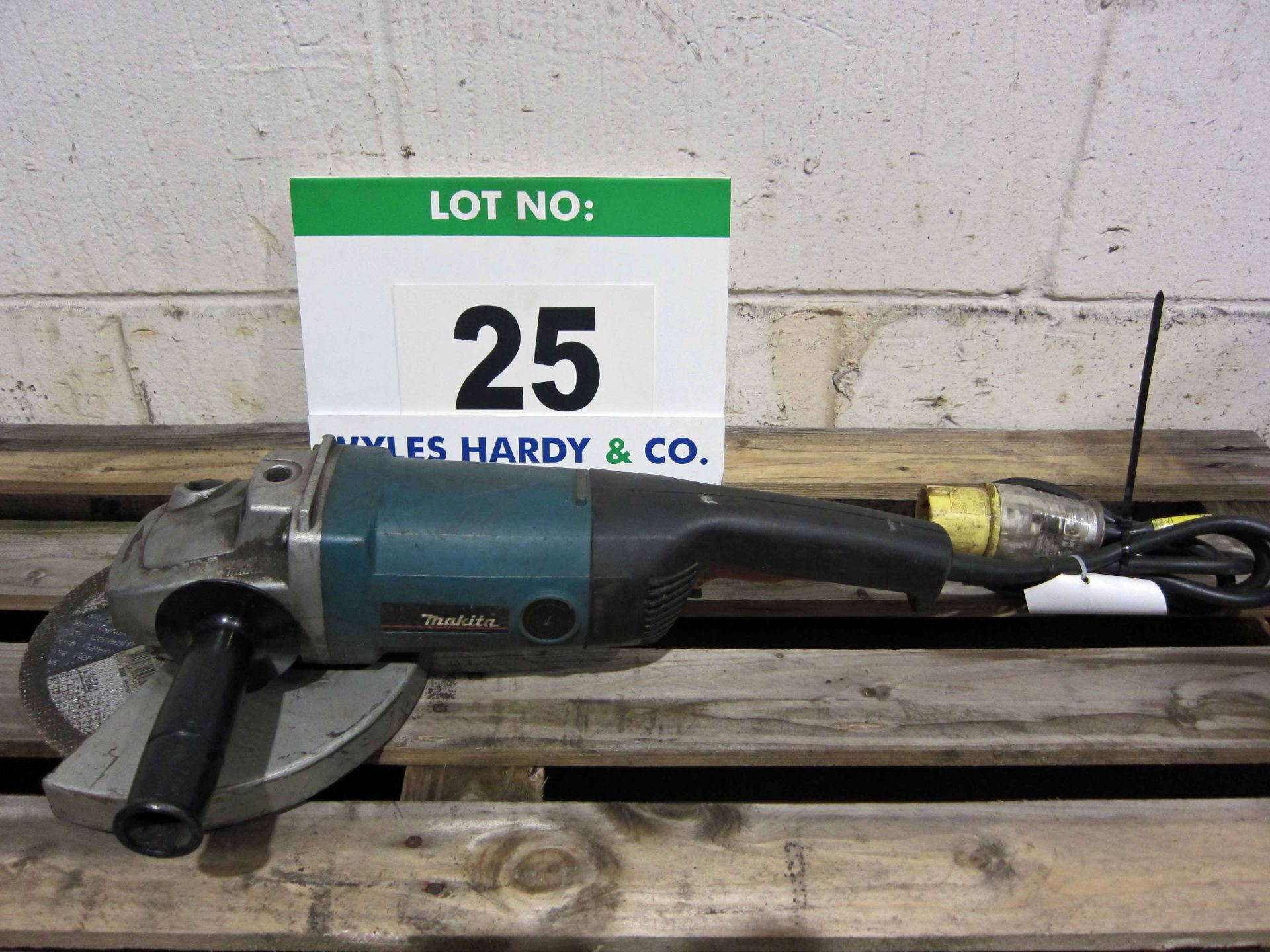 A MAKITA Model 9069 230mm 110V Angle Grinder