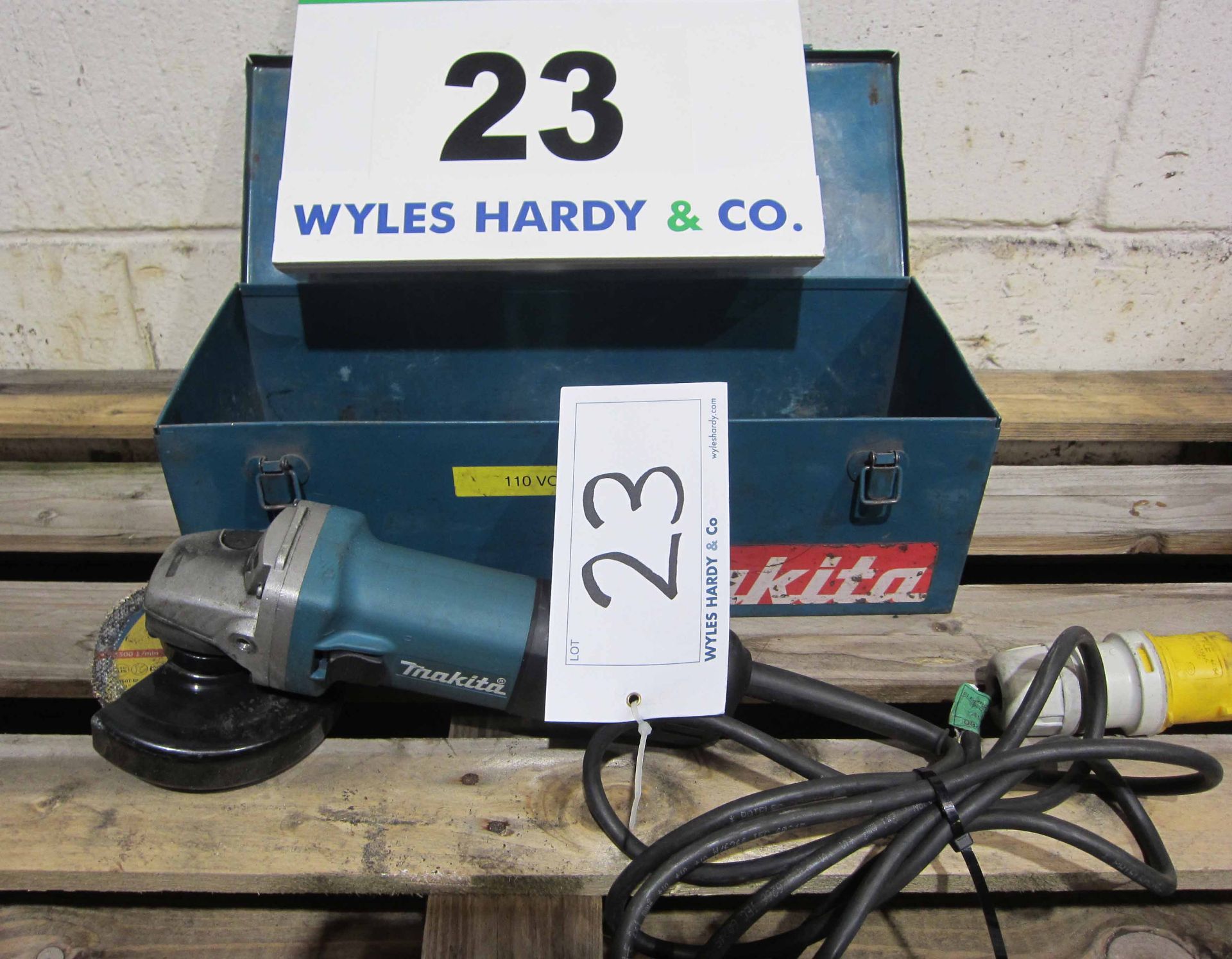 A MAKITA Model 9557NBR 115mm 110V Angle Grinder in Steel Case