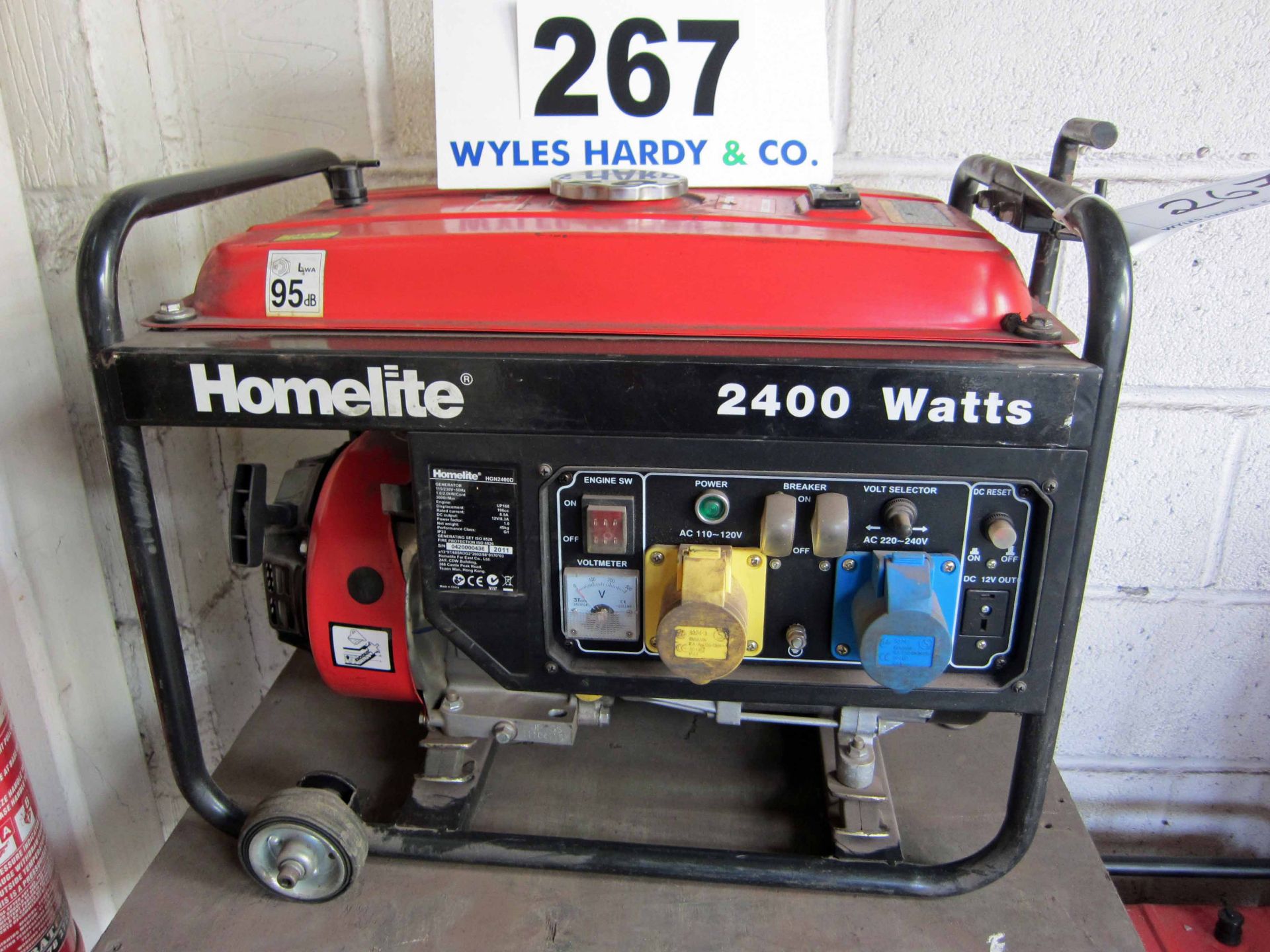 A HOMELITE Model HGN2400D, 2400 Watt Portable Petrol Generator, 196cc 4-Stroke Engine with 240V,