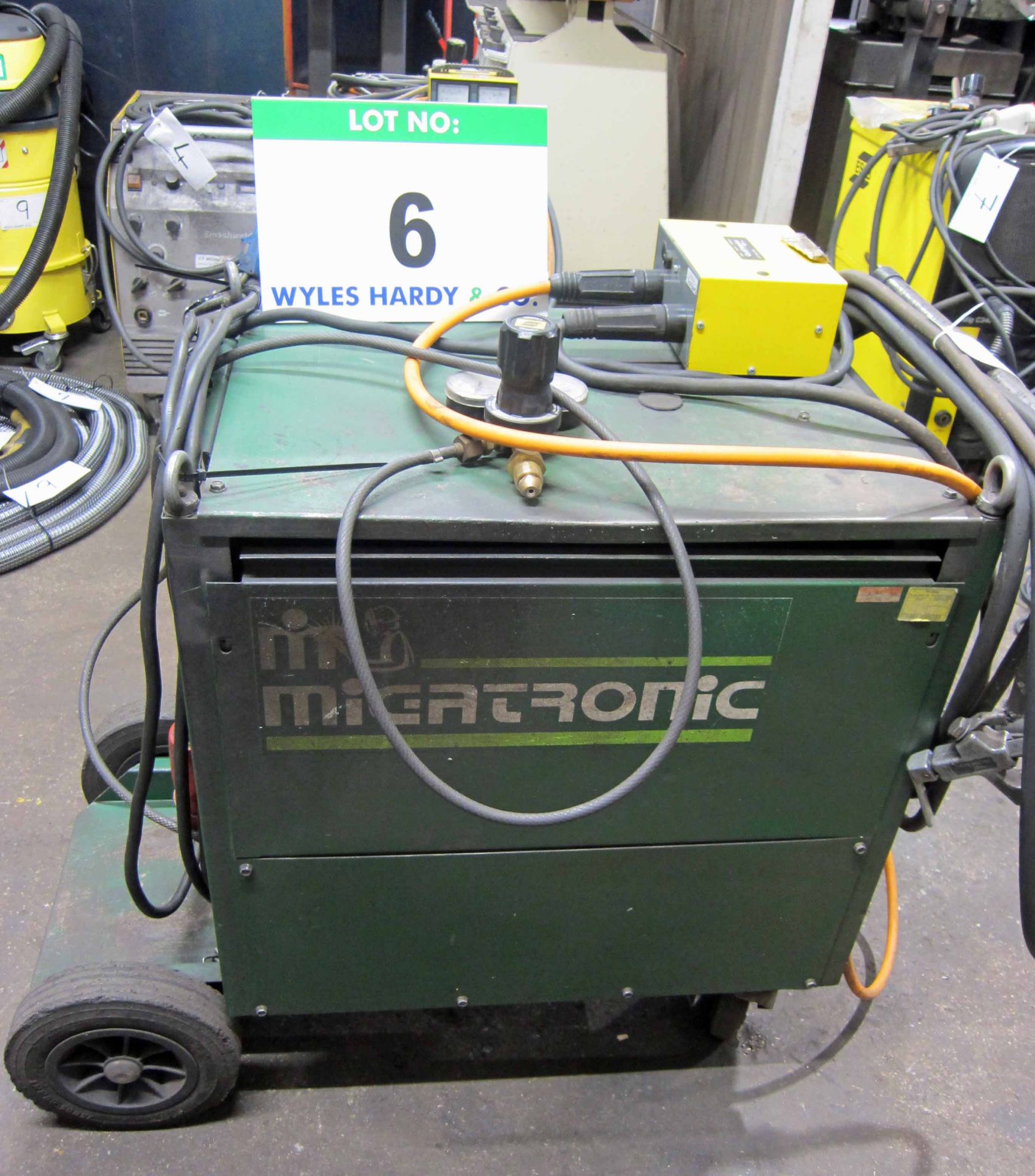 A MIGTRONIC Model Dyna Mig 335 Mig Welder (KDO335) complete with QUALITRONICS Voltage and Amp and - Bild 3 aus 7