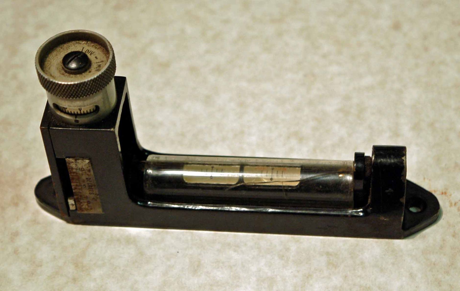 A MAKERS MECHANISM LTD. 0-10 Degrees Inclinable Micrometer Clinometer in Wooden Case - Image 2 of 2