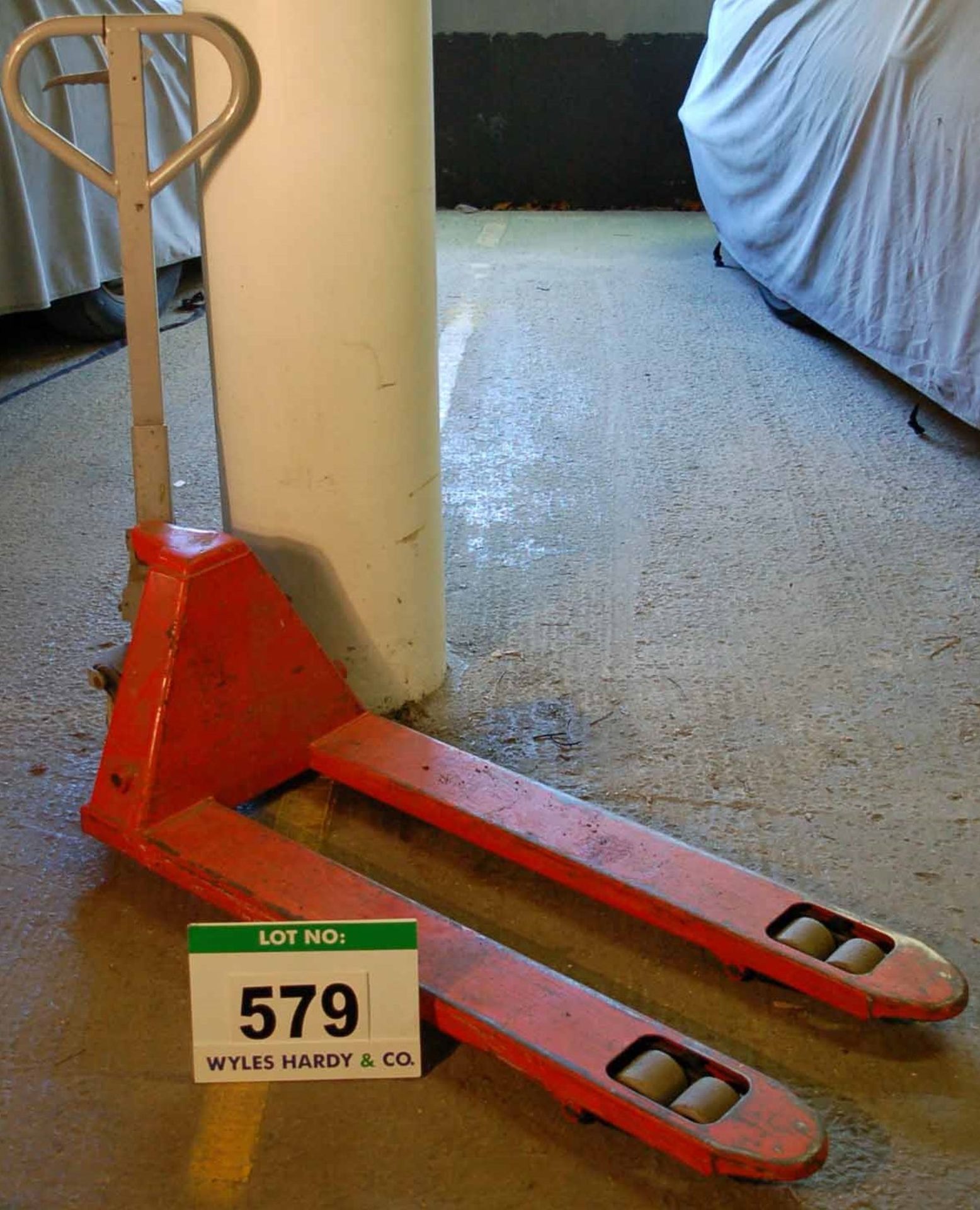 A WARRIOR 2000Kg capacity Narrow Fork Manual Hydraulic Pallet Truck (Use Reserved until 28/09/20)