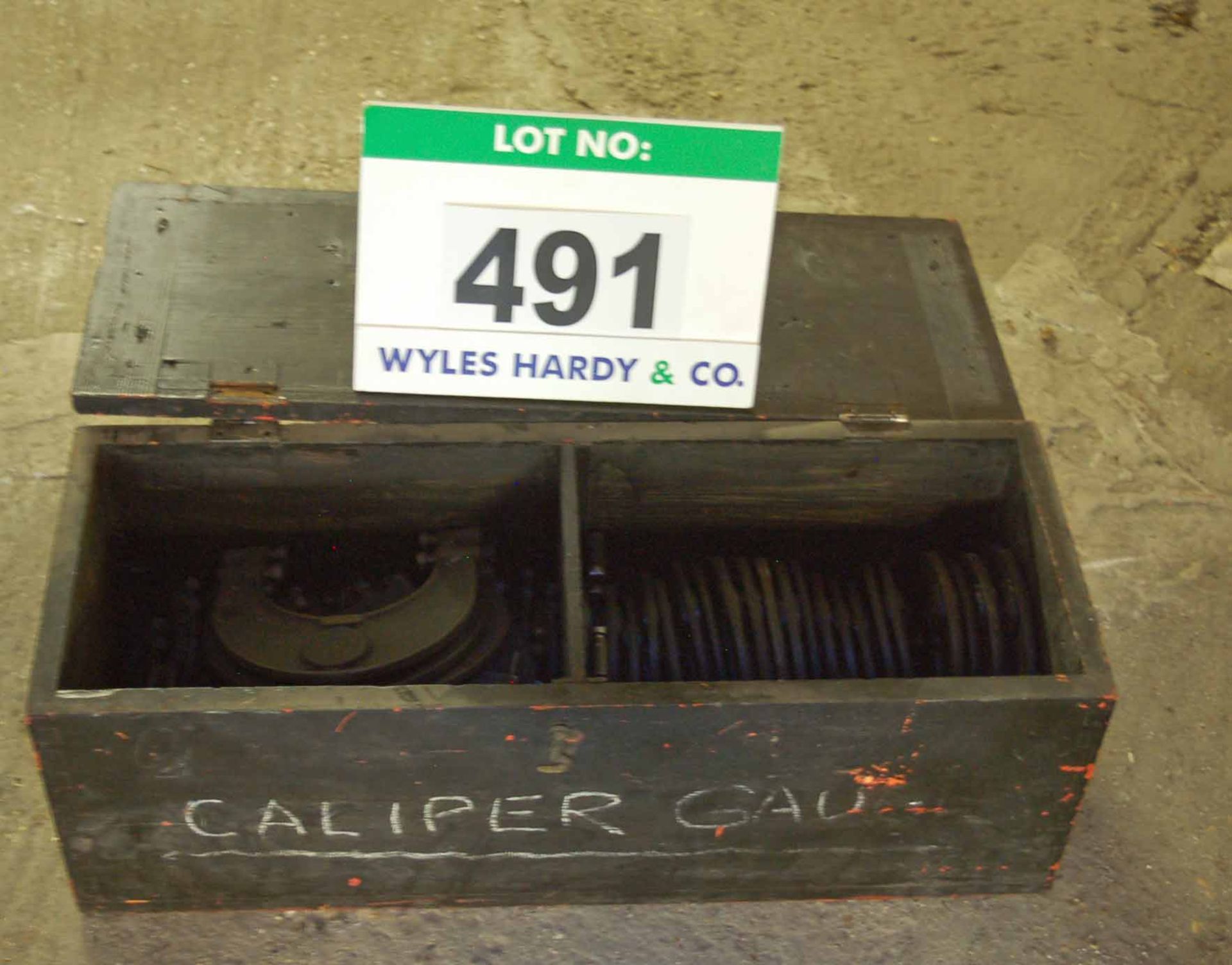 A Wooden Chest containing One Hundred and Fourteen Various WICKMAN Type External Caliper Thread - Image 2 of 2