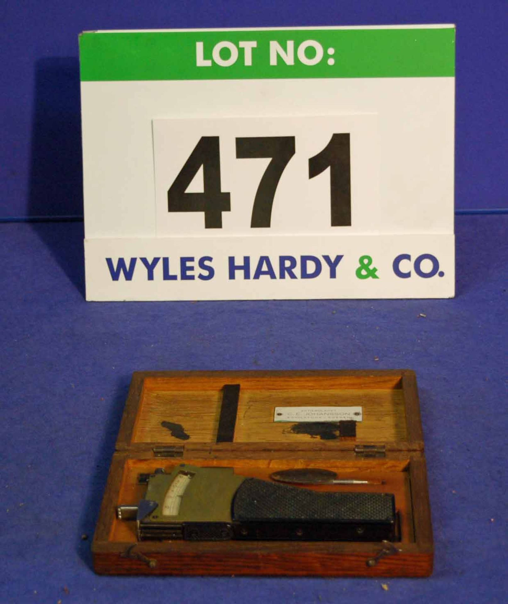 A JOHANSSEN Hand Held Bore Micrometre Gauge in Wooden Box