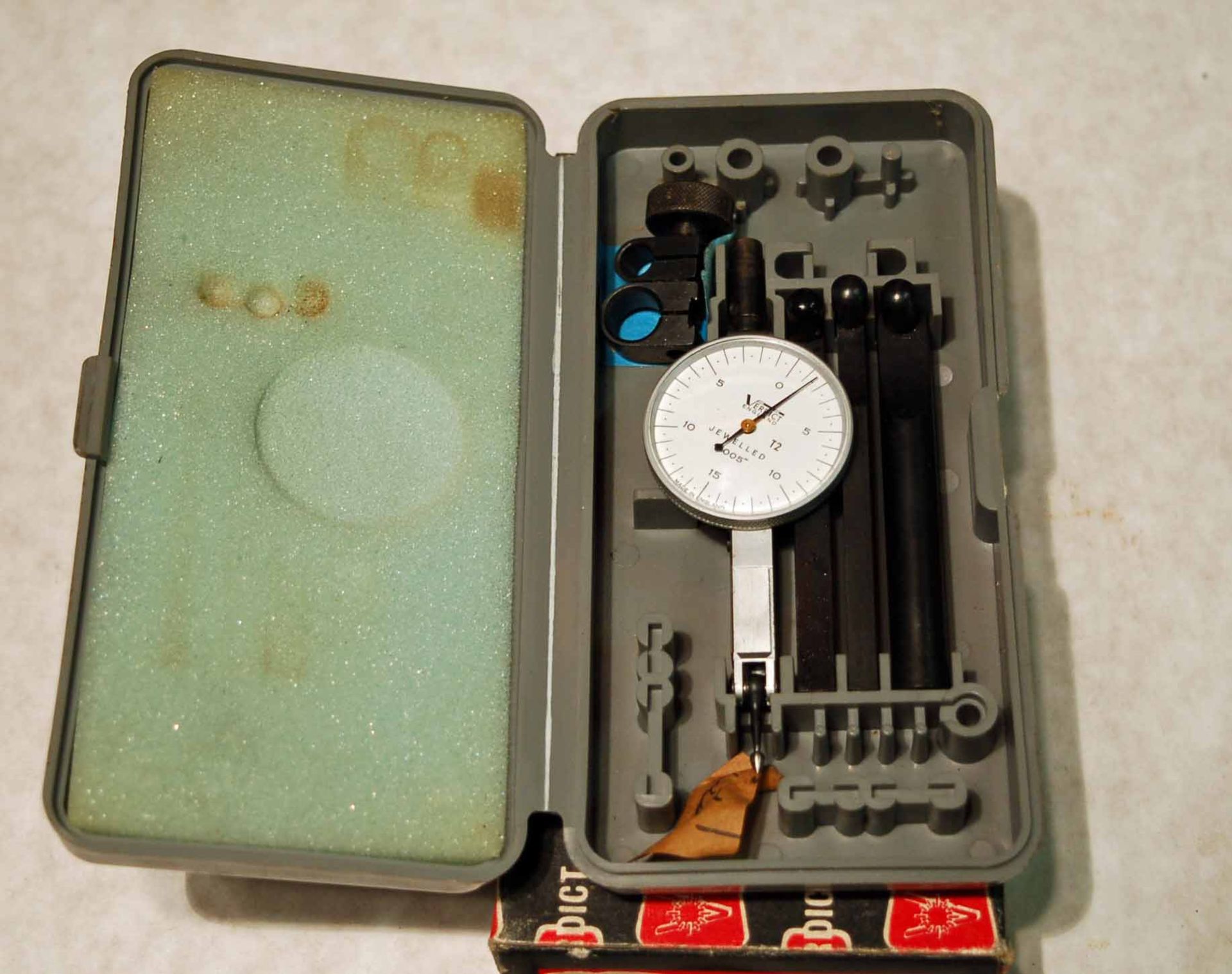 A VERDICT Model T2 0-.030 inch Dial Indicating Comparator Gauge in Plastic Case and Original Box - Image 2 of 2