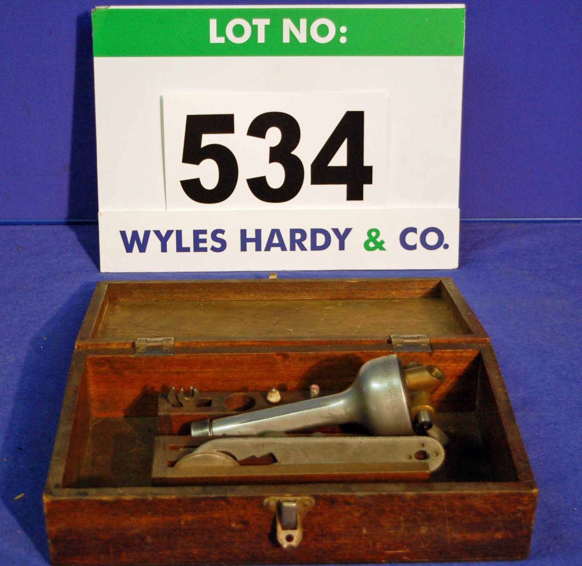 A DESOUTTER Hand Held Air Operated Mini Grinding, Etching and Polishing Tool in Wooden Case