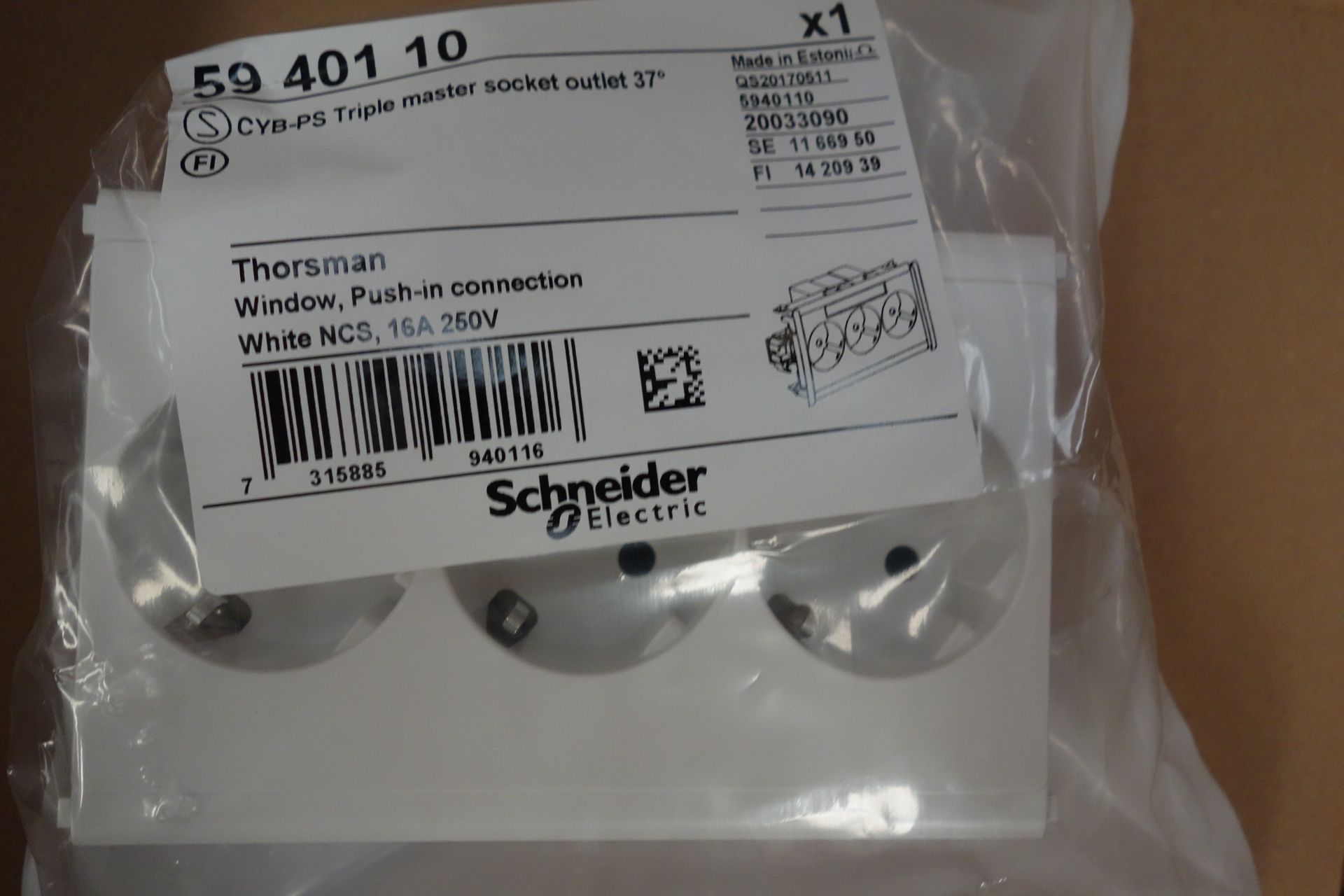 40 X Schneider 5940110 Triple Master Socket Outlets