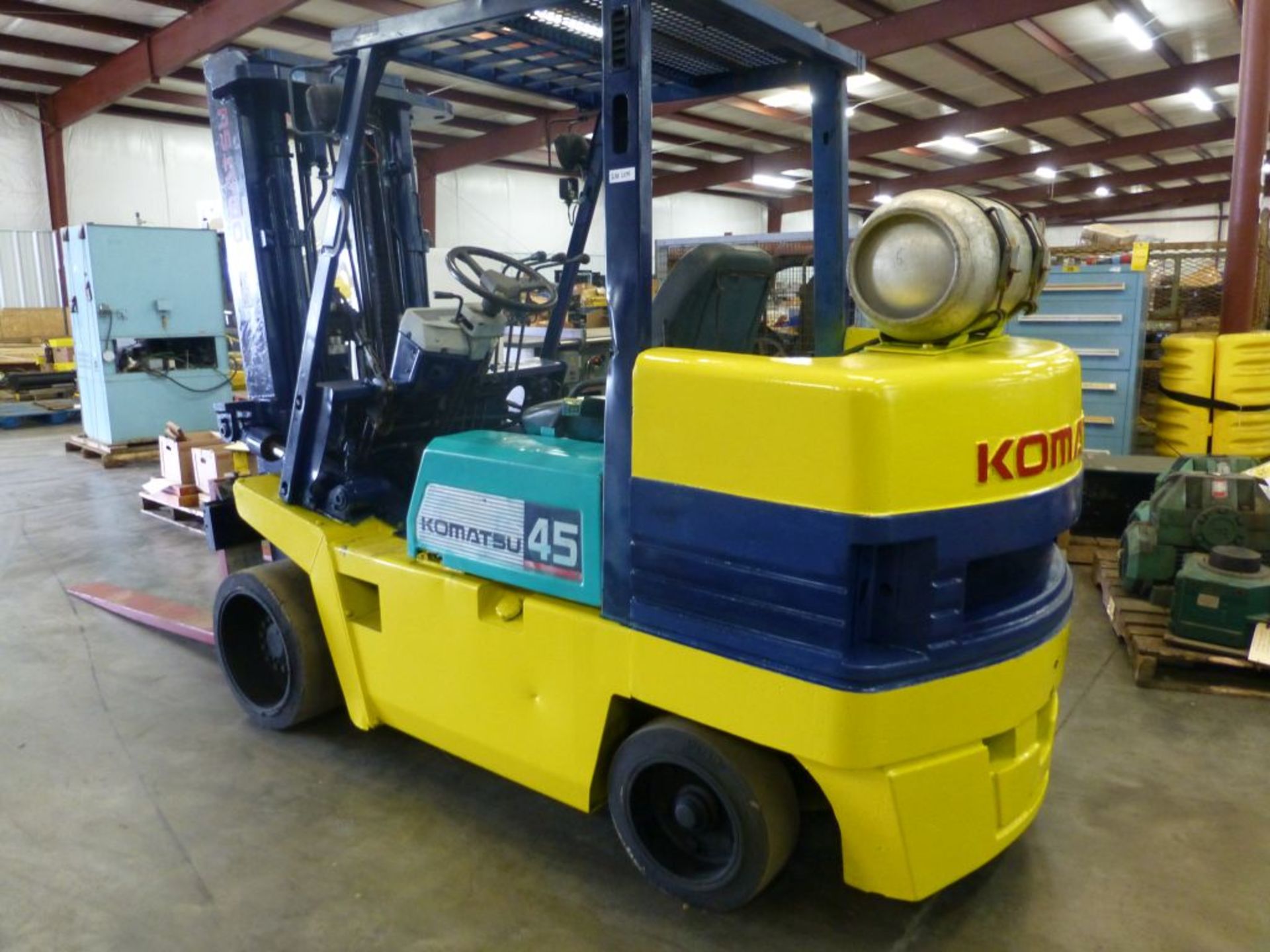 Komatsu Solid Tire Propane Forklift; Capacity: 8,830 lbs; Max Lift Height: 185":Model No. FG-45ST-6; - Image 7 of 19