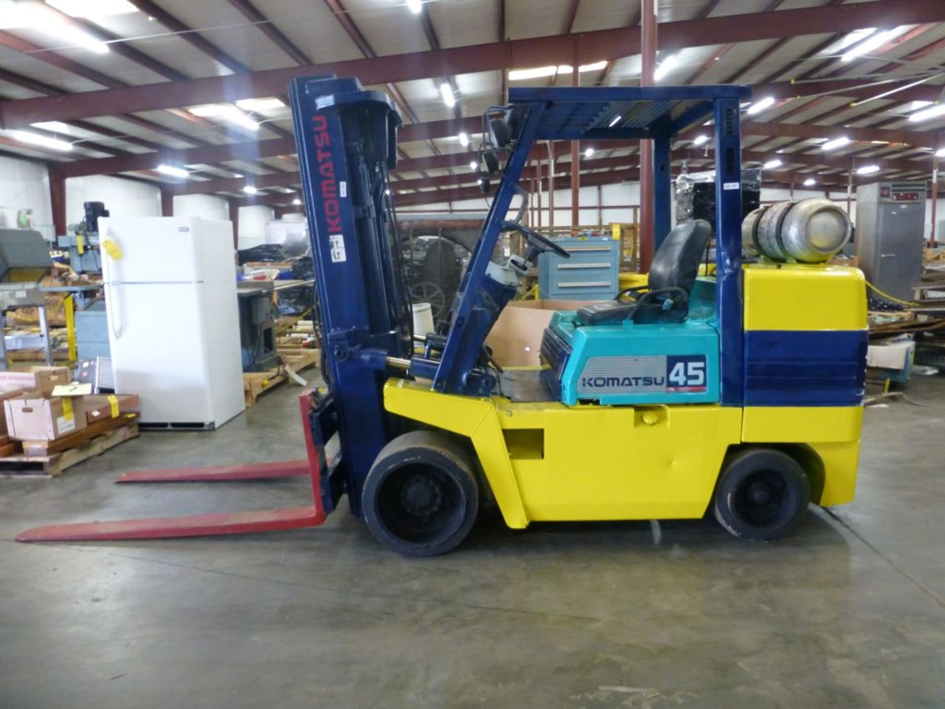 Komatsu Solid Tire Propane Forklift; Capacity: 8,830 lbs; Max Lift Height: 185":Model No. FG-45ST-6;