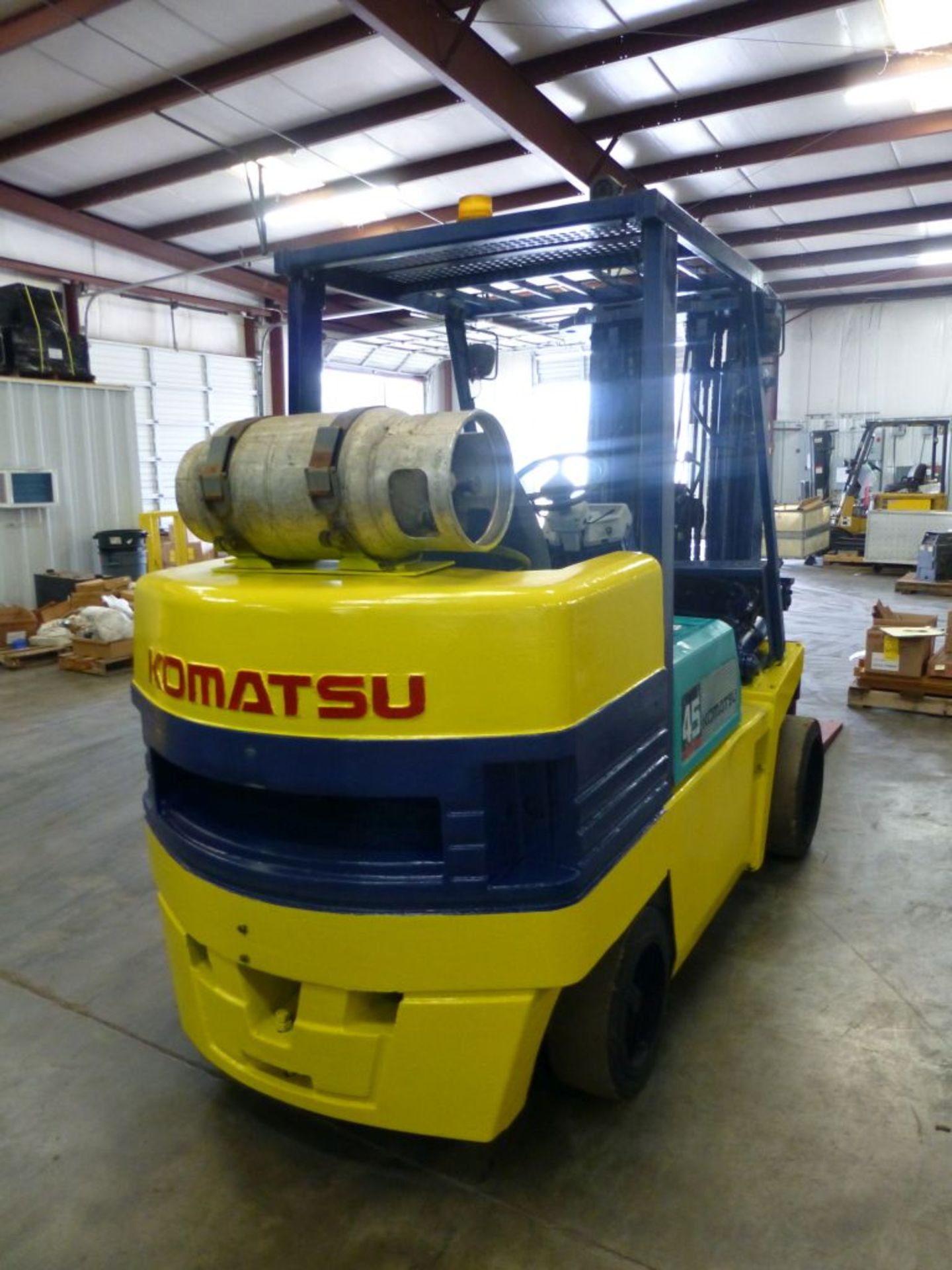 Komatsu Solid Tire Propane Forklift; Capacity: 8,830 lbs; Max Lift Height: 185":Model No. FG-45ST-6; - Image 5 of 19