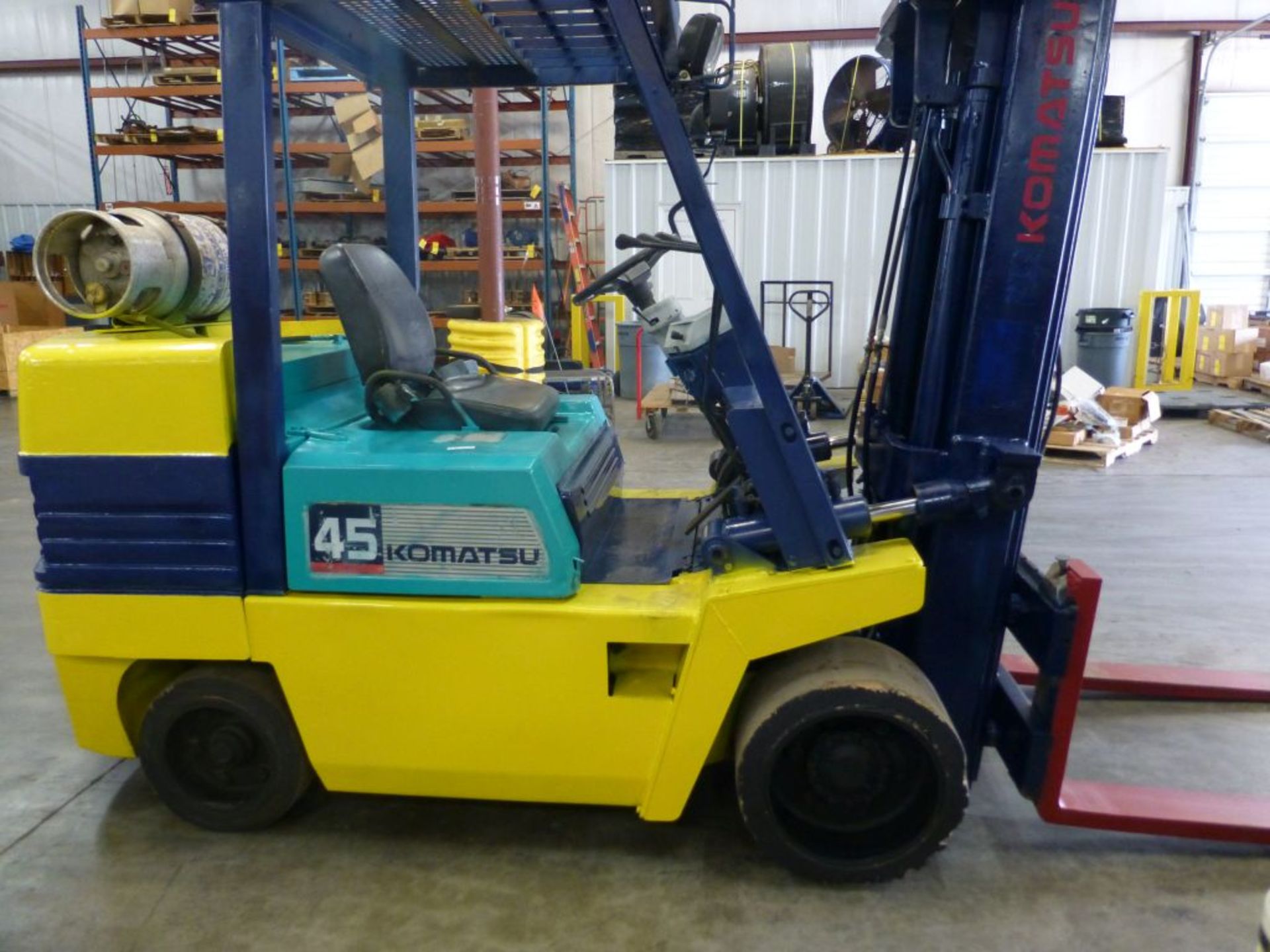 Komatsu Solid Tire Propane Forklift; Capacity: 8,830 lbs; Max Lift Height: 185":Model No. FG-45ST-6; - Image 4 of 19