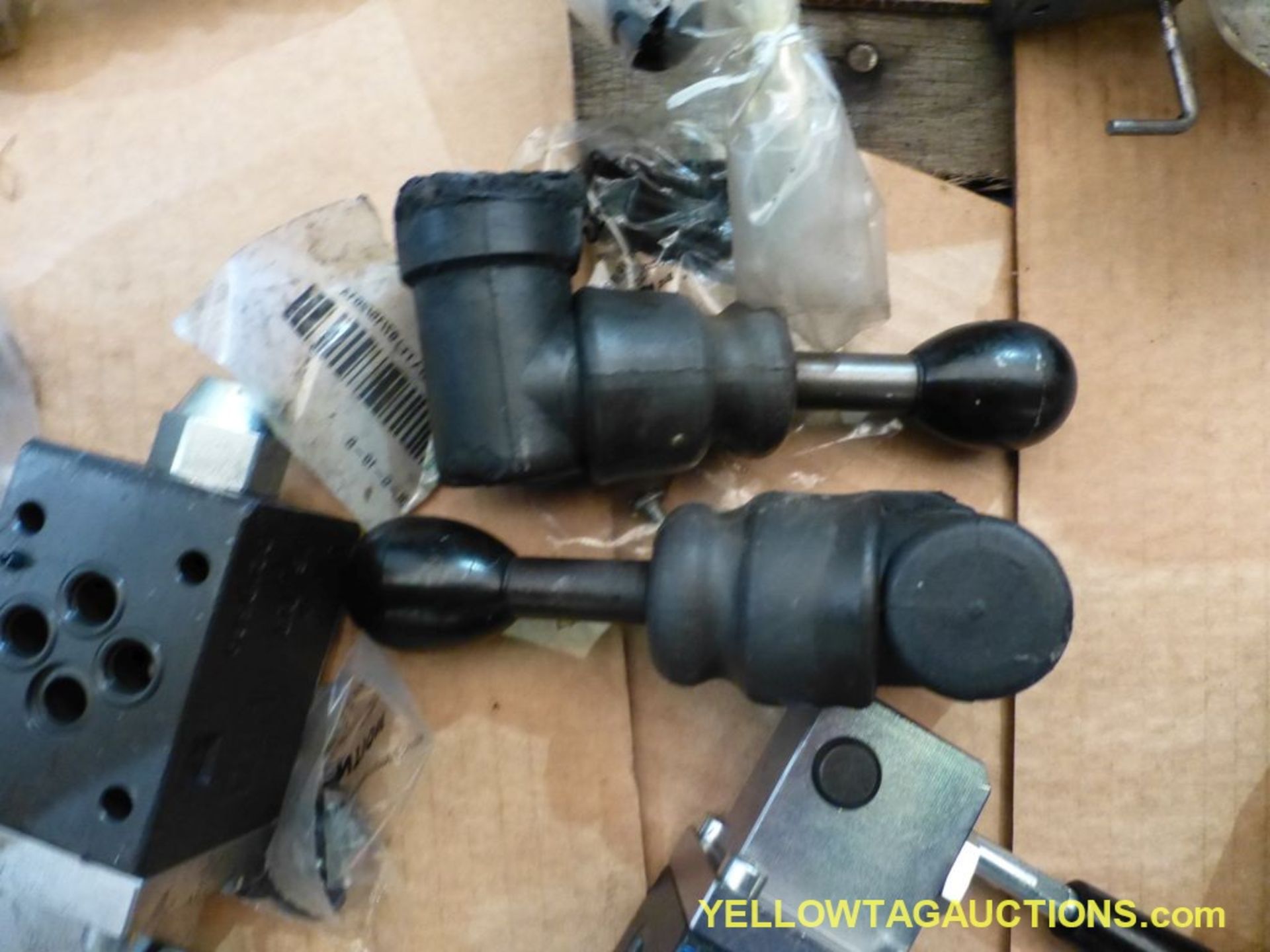 Lot of Assorted Driectional Control Valves - Image 4 of 5