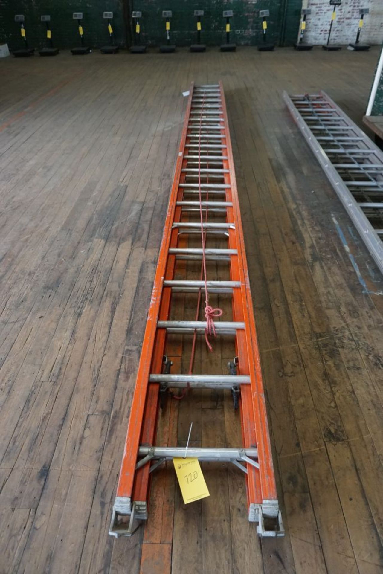 30' Extension Ladder|(1) Extension|Lot Tag: 720