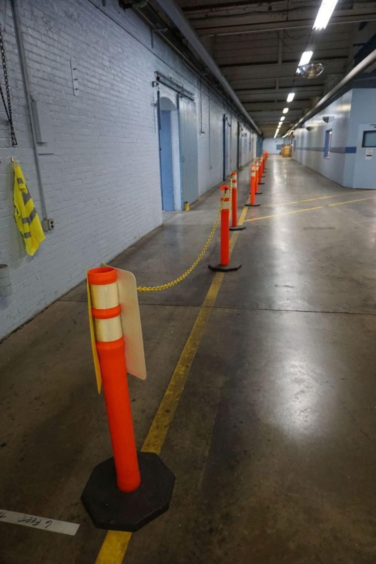 Lot of (34) Safety Cones w/Yellow Chain|Lot Tag: 840