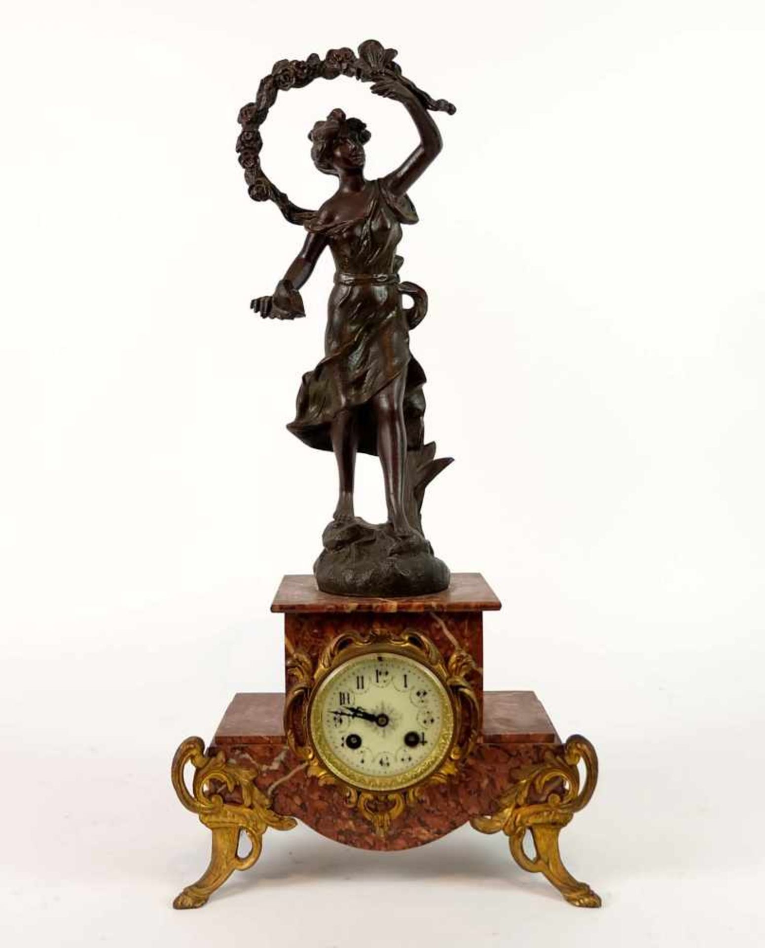 FIGURENUHR, Frankreich, um 1900, einfach getrepptes Marmorgehäuse auf vier Füßchen,