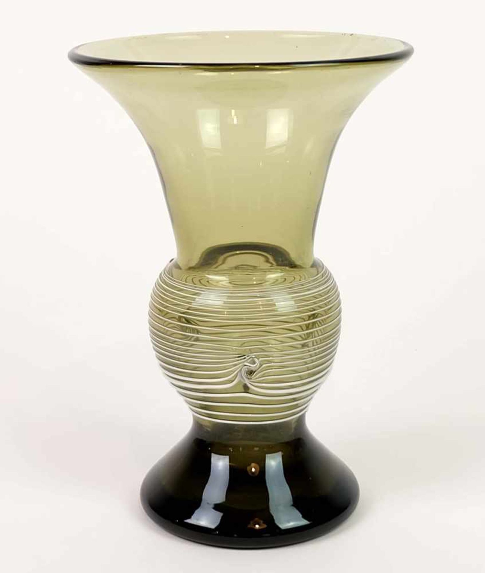 VASE, Manufaktur Theresienthal/ Zwiesel, grünfarbenes Glas, ausgestellter Stand, kugeliger Korpus,